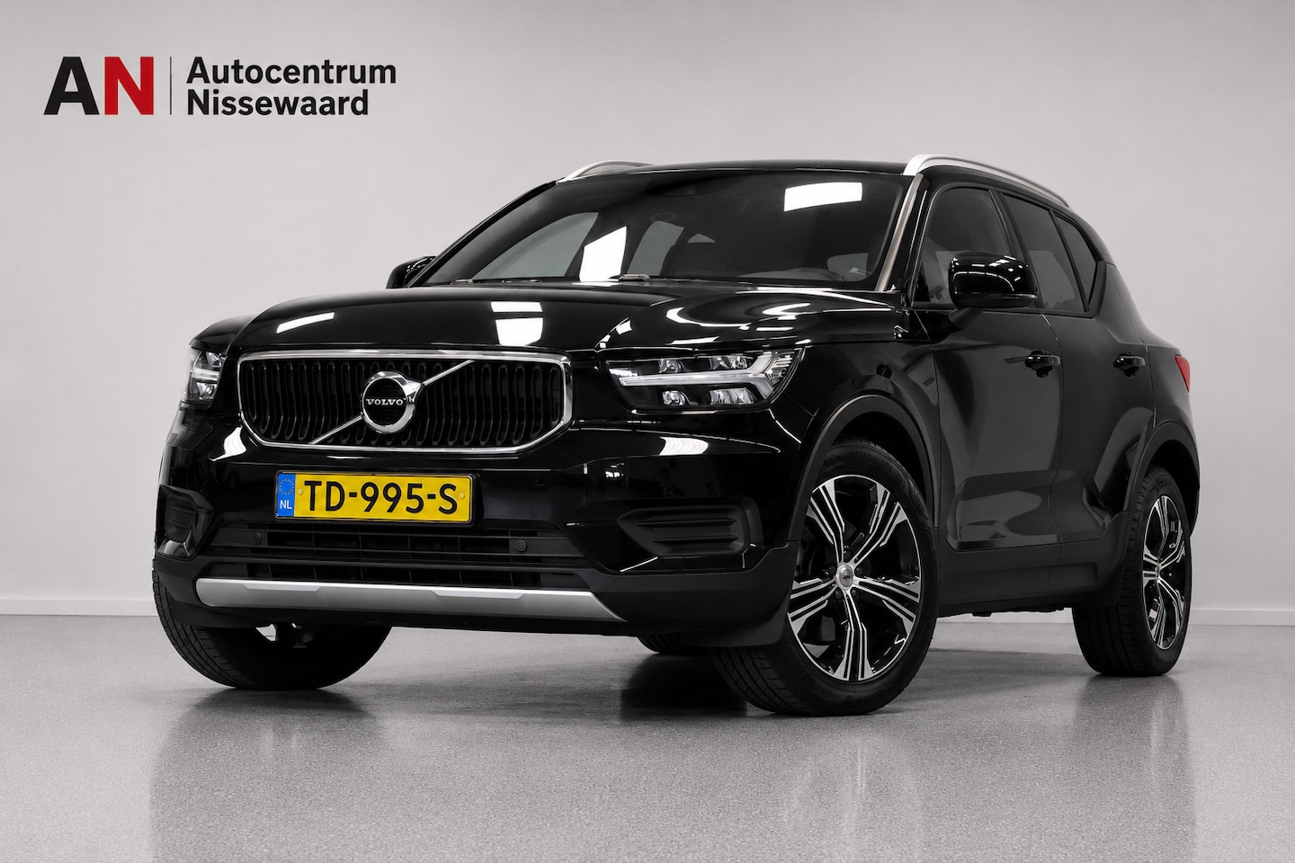 Volvo XC40 - 2.0 T4 Momentum |Carplay|Adaptive|Stoelverwrm| - AutoWereld.nl