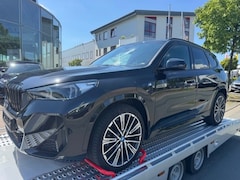 BMW X1 - xDrive 30e M Sportpakket Pro 20'' massage, head up, panoramadak, harman kardon, trekhaak