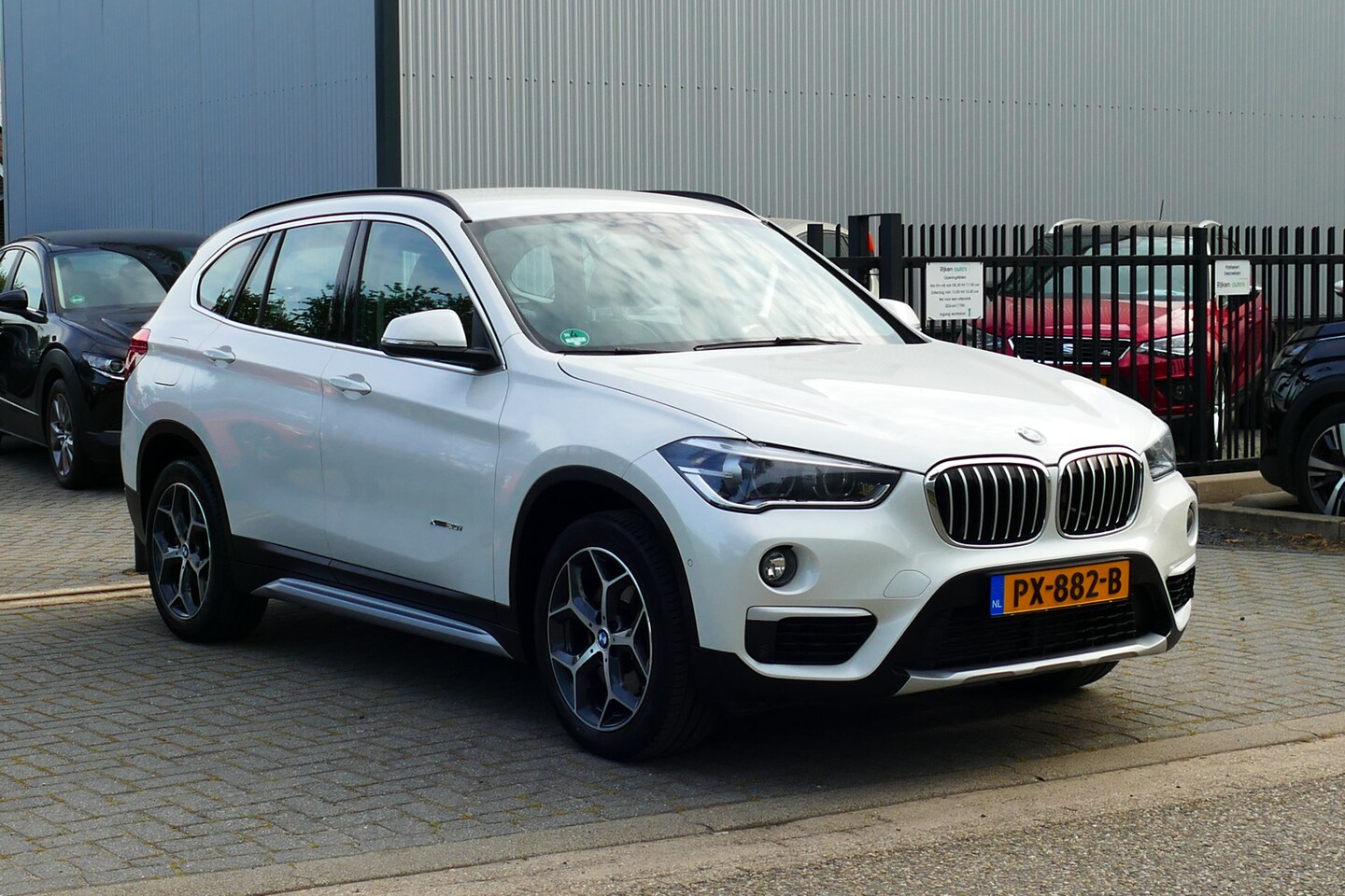 BMW X1 - xDrive20i 192pk High Executive. 1-Eig. Leer, StoelVerw, Clima, Navi, 18"LMV, Haak 2000kg - AutoWereld.nl