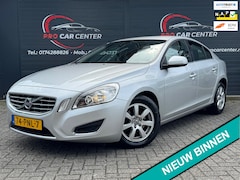 Volvo S60 - 1.6 T4 Kinetic AUT | CLIMATE | CRUISE | PDC | 2e EIGENAAR | NAVI | EL.RAMEN | NAP | APK |