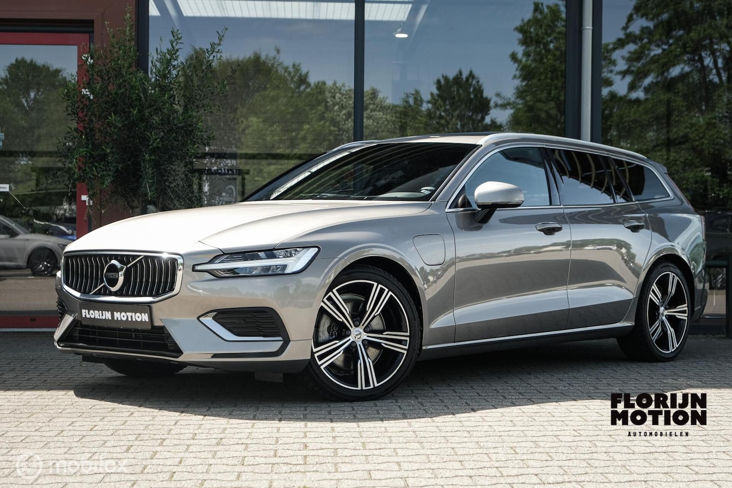 Volvo V60 - 2.0 T6 Twin Engine AWD Inscription | Pano | Trekhaak | HUD | Cruise | 19 Inch | Pebble Gre - AutoWereld.nl