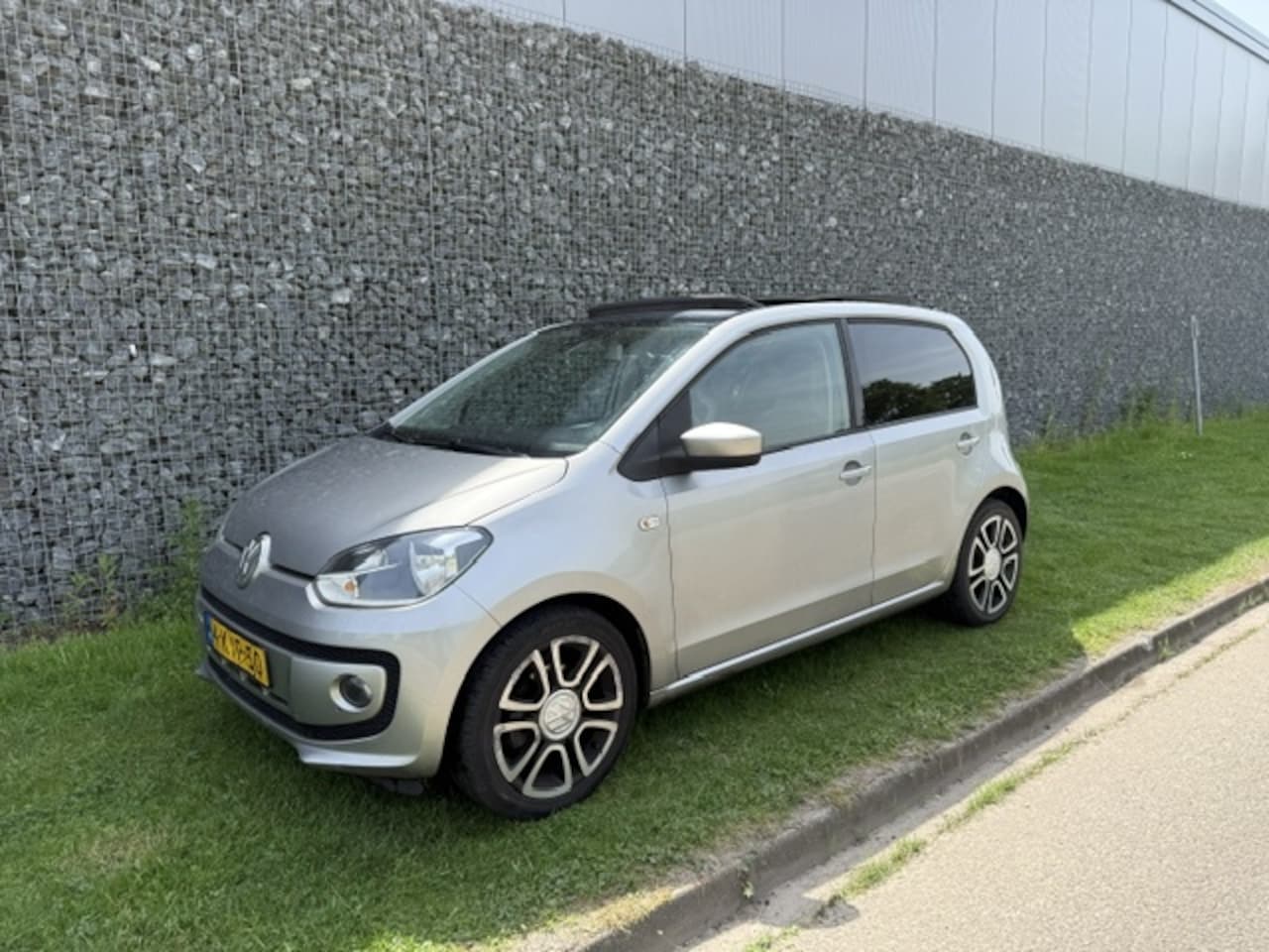 Volkswagen Up! - 1.0 high up! BlueM. Airco/Pano - AutoWereld.nl