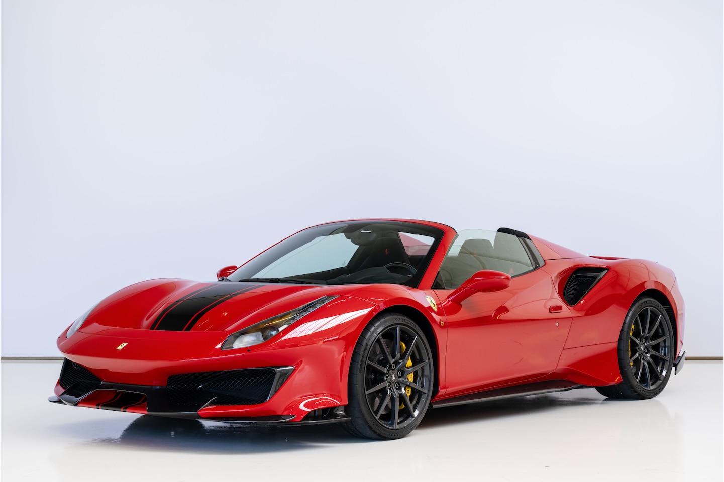 Ferrari 488 - 3.9 Pista Spider, Full Carbon Wheels, Lift, Painted Livery - AutoWereld.nl
