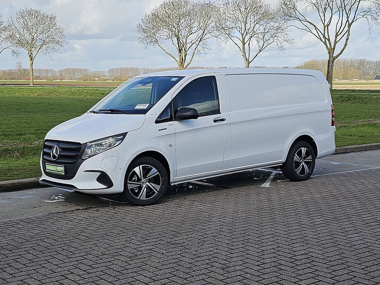 Mercedes-Benz eVito - eVito 112 L2 60 kWh 112 60kWh 261Km WLTP Nieuw-Type MBUX Bumpers-Kleur LED Lm-Velgen 80kw- - AutoWereld.nl