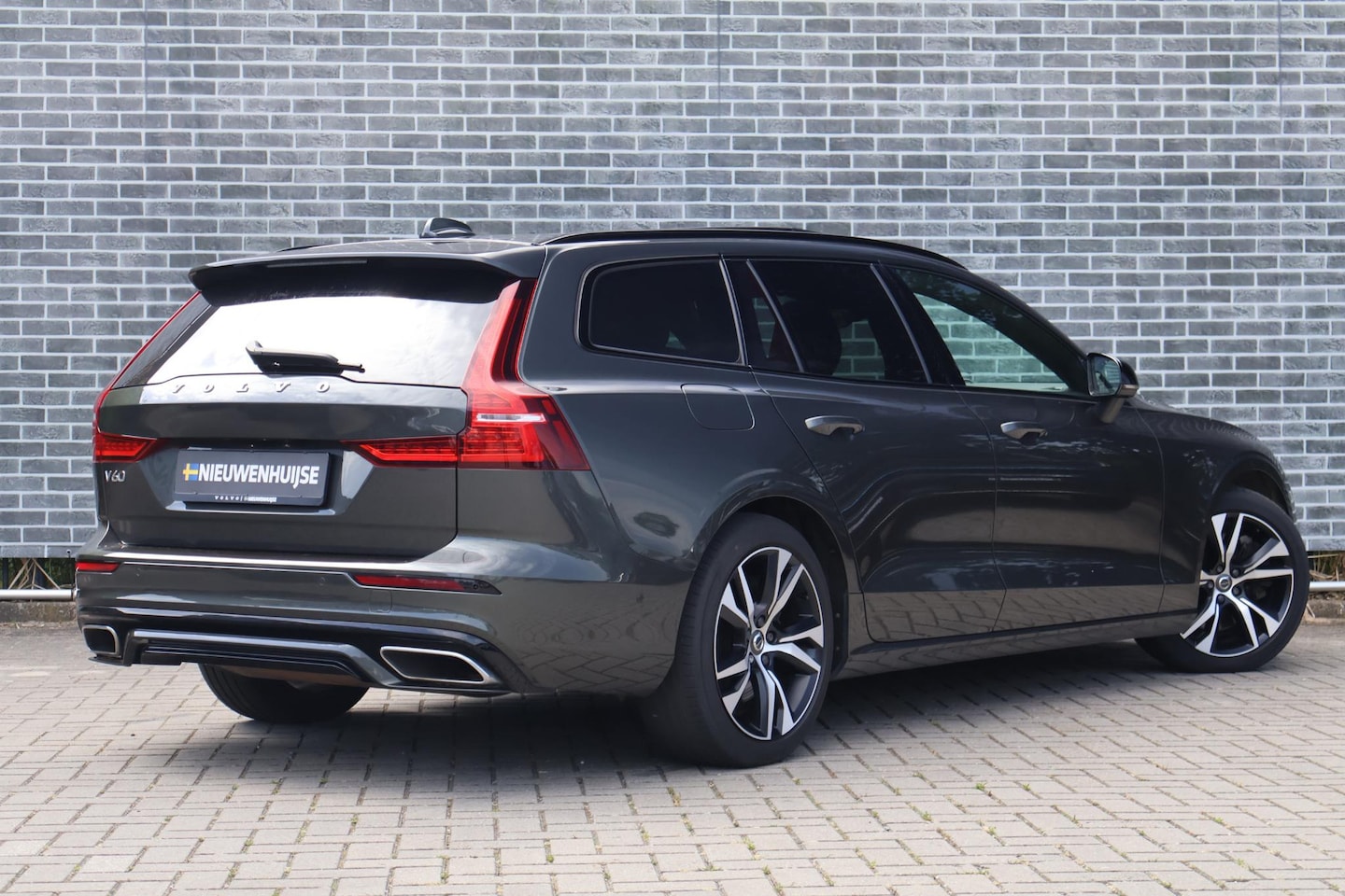 Volvo V60 - 2.0 T6 Recharge AWD R-Design | Plug-in Hybrid (PHEV) | Long Range SOH 97% | Trekhaak | Bow - AutoWereld.nl