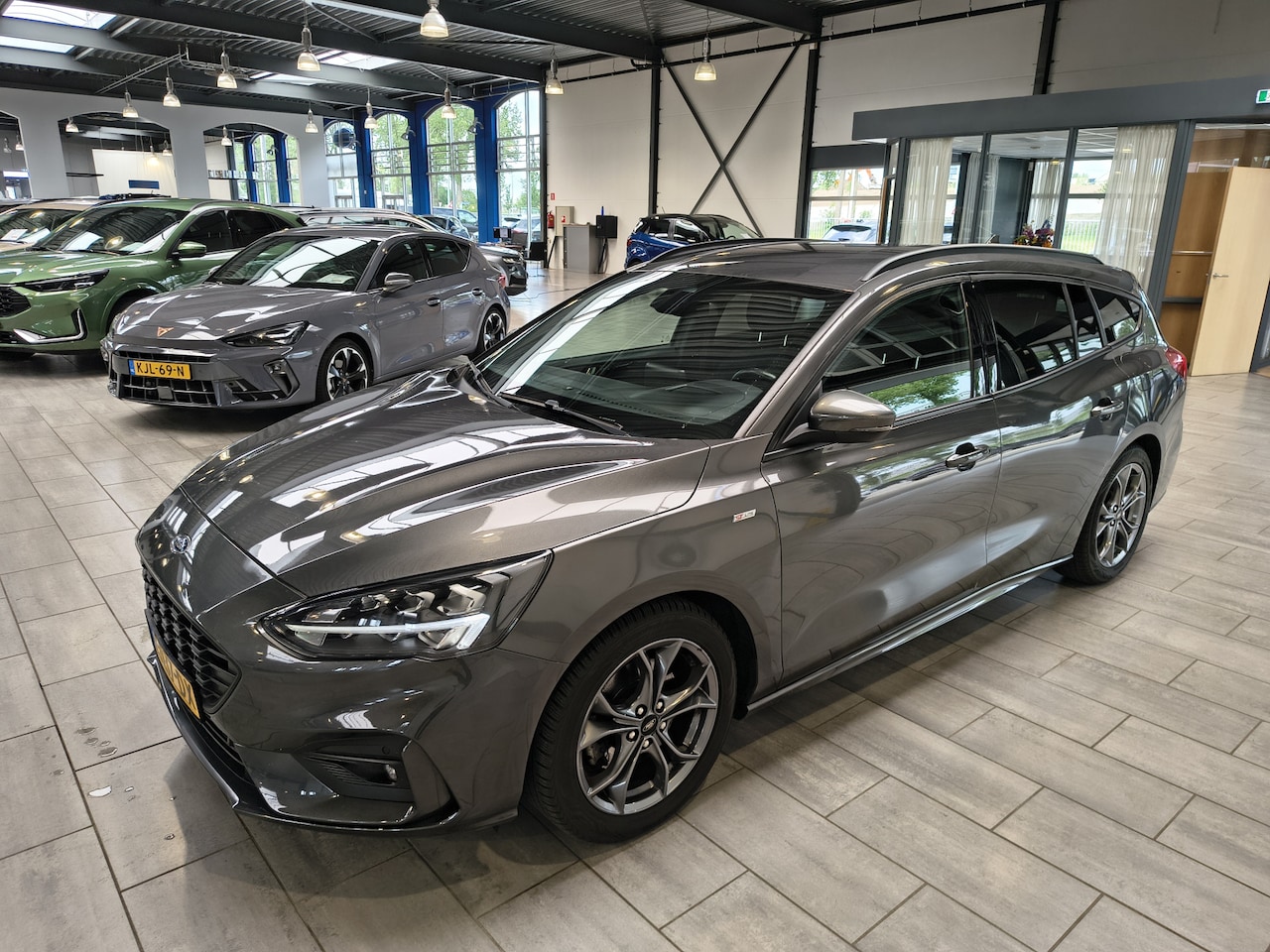 Ford Focus Wagon - EcoBoost Hybrid 125 pk ST Line | Winter Pack | Camera | full LED | 4 seiz. banden | 100% d - AutoWereld.nl