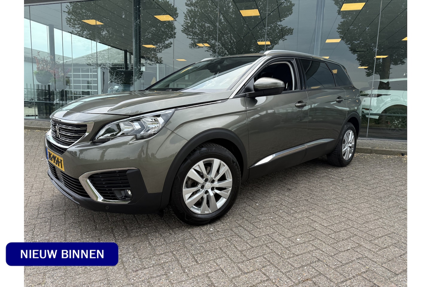 Peugeot 5008 - 1.2 PureTech Blue Lease Executive ** Trekhaak ** 7-persoons ** Navigatie ** NAP!! - AutoWereld.nl
