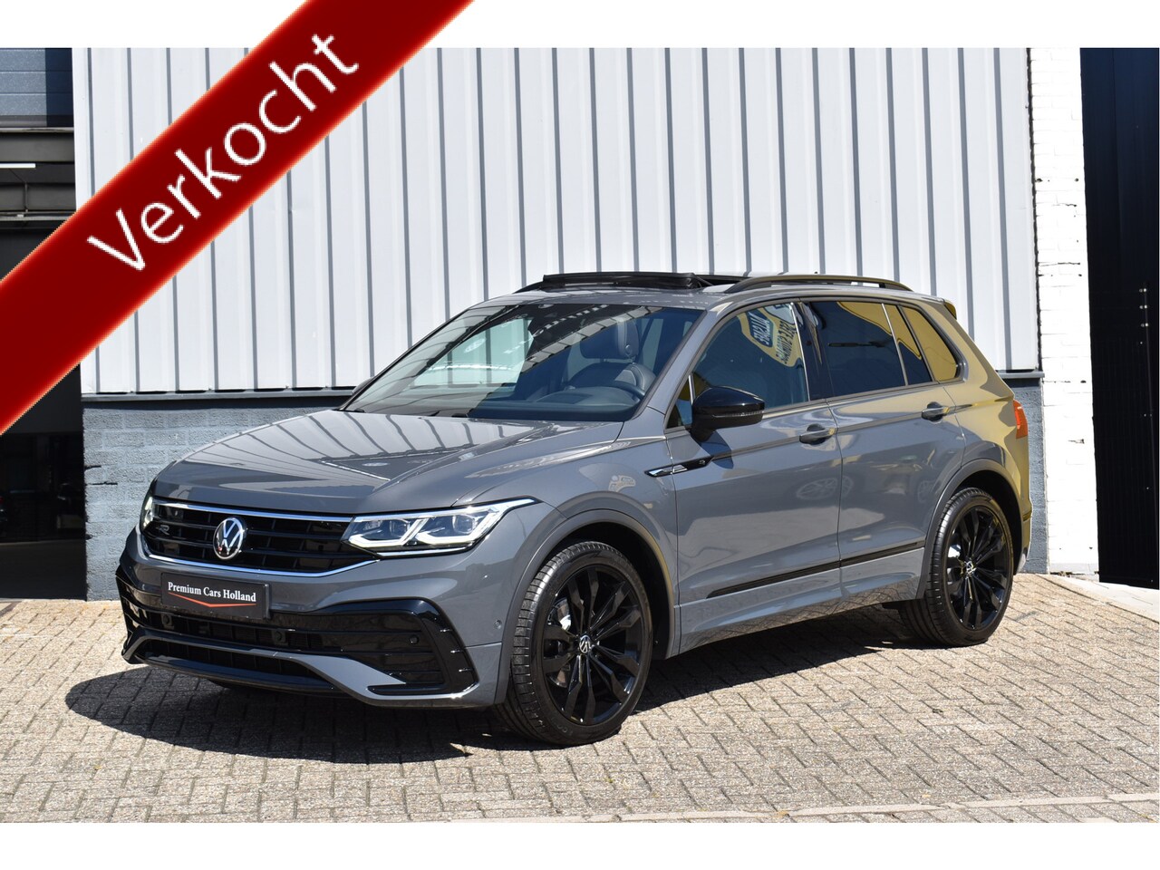 Volkswagen Tiguan - 1.5 TSI R-Line 150 Pk HUD Pano IQ Lights Navi Camera Standkachel Trekhaak 20 Inch - AutoWereld.nl
