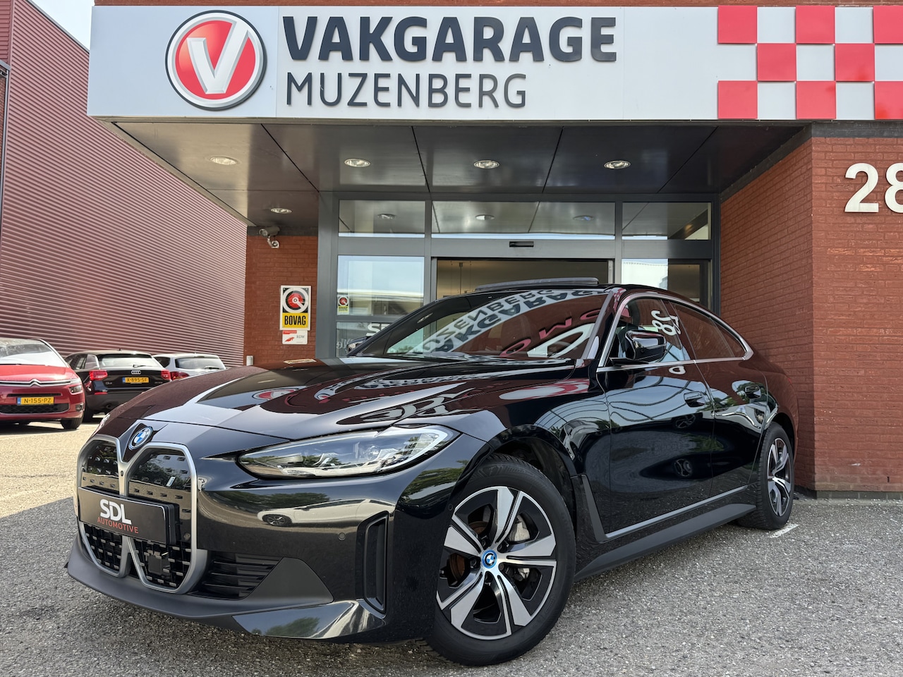 BMW i4 - eDrive40 High Executive // SCHUIF-KANTELDAK // SPORT STOELEN // NAVI // CAMERA // ELEK. TR - AutoWereld.nl