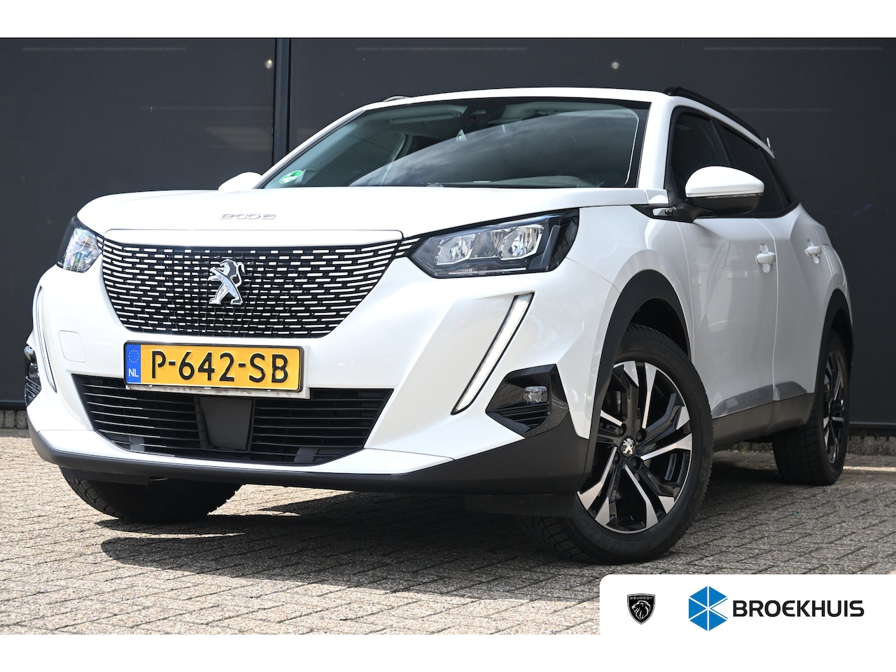 Peugeot e-2008 - EV Allure Pack 50 kWh | Navi By App | Stoelverwarming | Climate Control | Parkeesensoren | - AutoWereld.nl