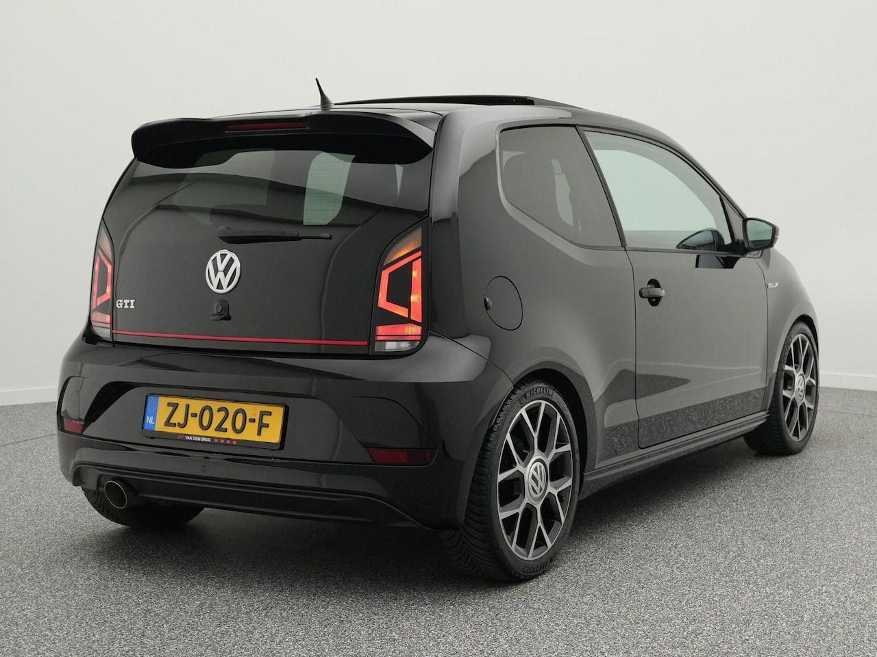 Volkswagen Up! - 1.0 TSI 116pk GTI | Panoramadak | Beats Audio | Stoelverwarming | Cruise Control | Milltek - AutoWereld.nl