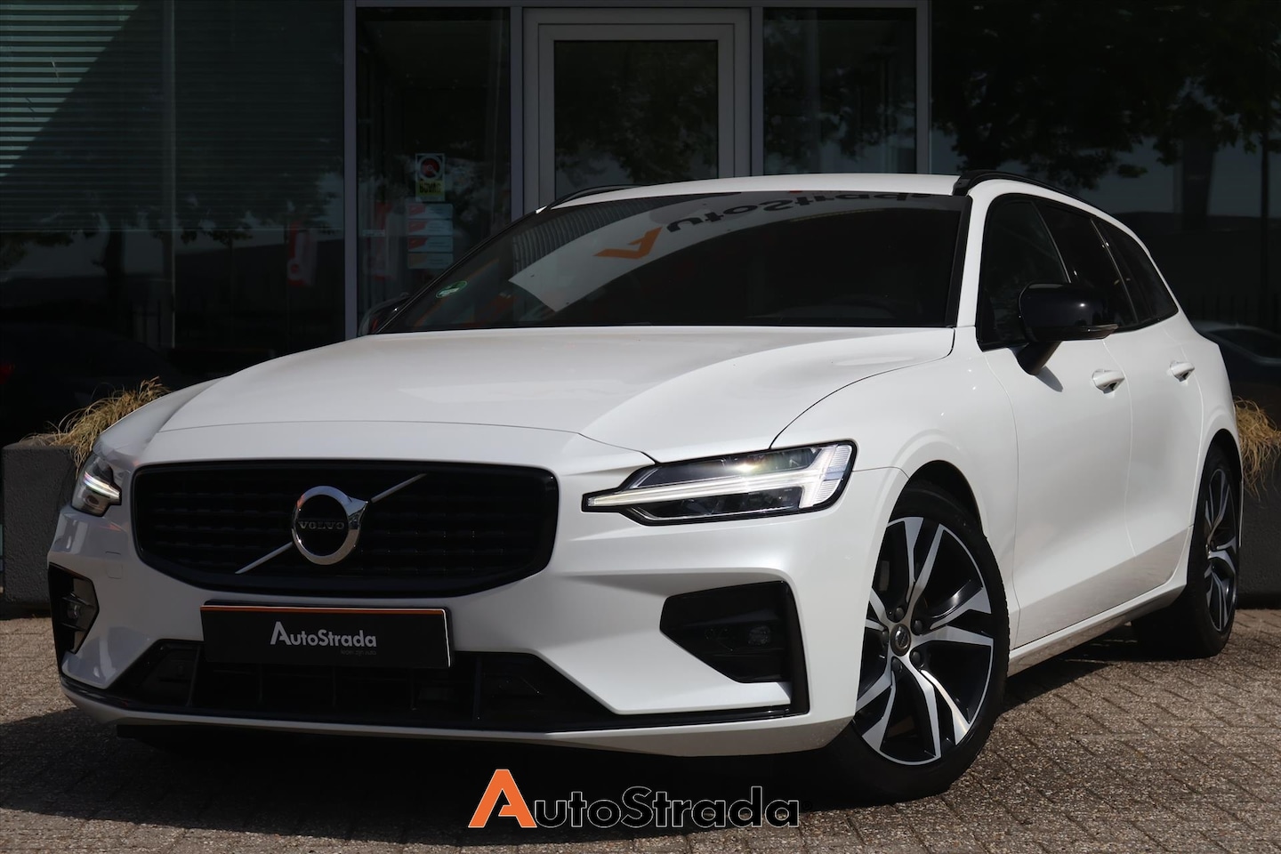 Volvo V60 - B4 R-Design 197pk | Memory | Navigatie | Dodehoek | Dodehoek | Keyless | Camera | ACC | Na - AutoWereld.nl