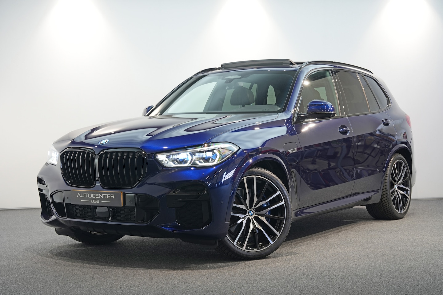 BMW X5 - xDrive45e M-Sport ✅ BMW Gar. 3/2028 ✅ Pano ✅ 50 Jaar M Edition ✅ Trekhaak ✅ Laser ✅ H&K ✅ - AutoWereld.nl