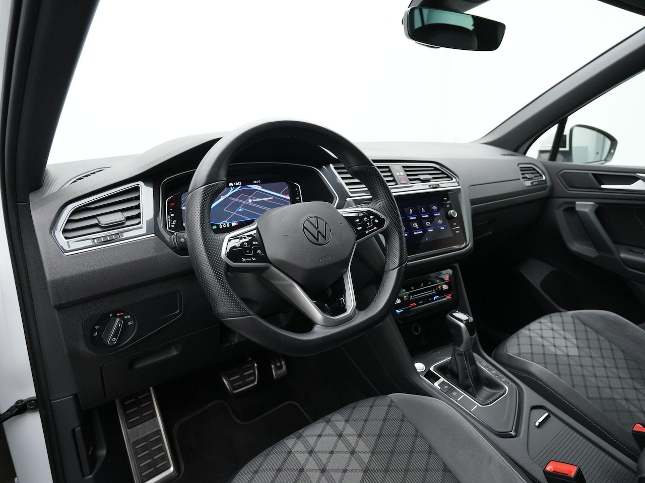 Volkswagen Tiguan - 1.5 TSI 150 pk DSG R-Line Business+ | IQ Light | Achteruitrijcamera | Stuur-/stoelverwarmi - AutoWereld.nl