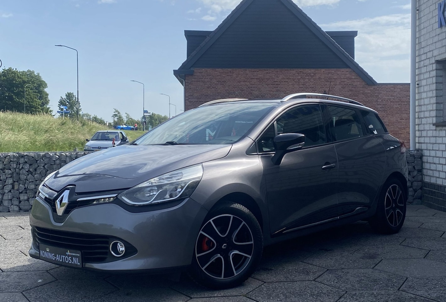 Renault Clio Estate - 0.9 TCe Expression/ nwe Distri/ Trekhaak/ NAP/ Premium Audio - AutoWereld.nl