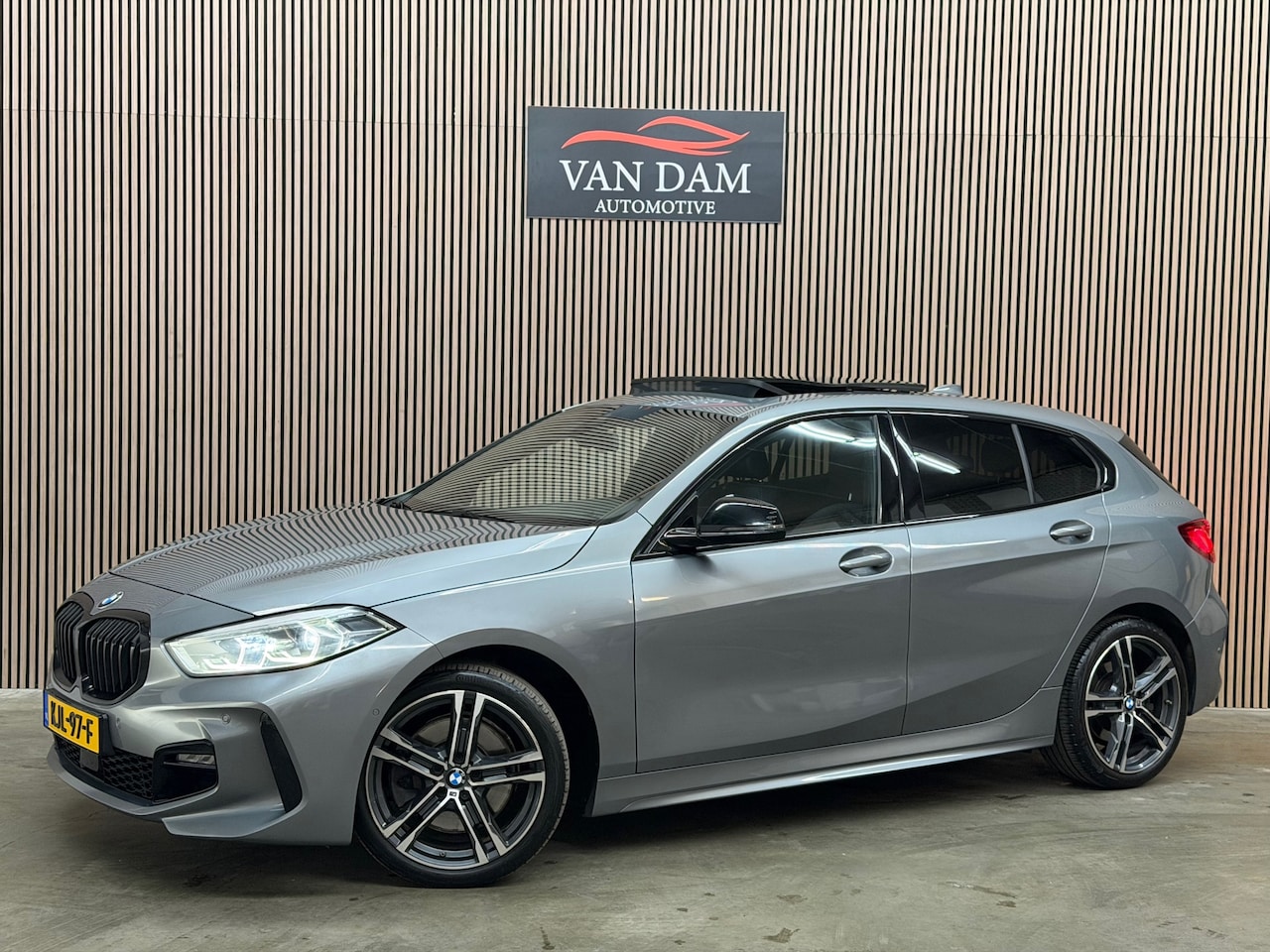 BMW 1-serie - 120i M-Pakket 2023 PANO LED CRUISE CAR-PLAY BLUETOOTH - AutoWereld.nl