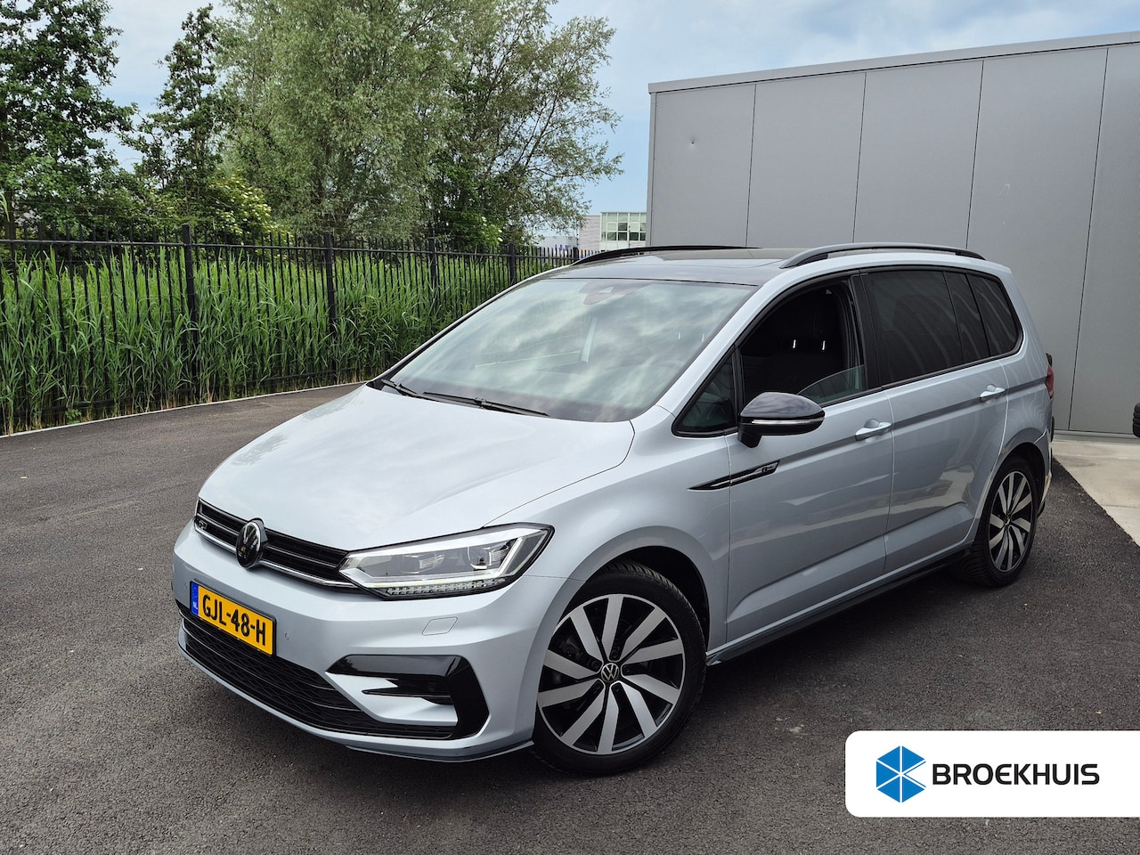 Volkswagen Touran - 1.5 TSI Highline 7p 150PK DSG/AUTO Glazen panorama-dak | Trekhaak uitklapbaar | Achteruitr - AutoWereld.nl