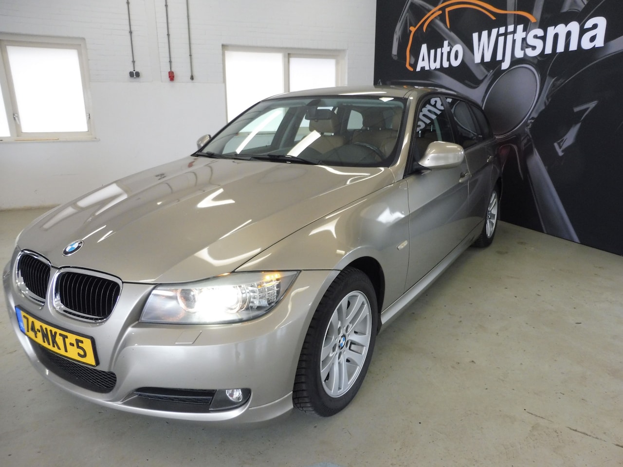 BMW 3-serie Touring - 320i Business Line Leer | Navi | LMV | PDC achter | CPV | Cruise - AutoWereld.nl