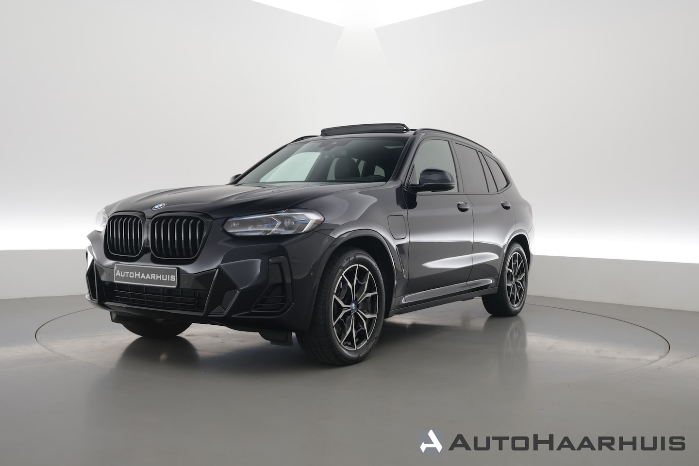 BMW X3 - xDrive30e M-Sport | Rijklaar | Elek. Trekhaak | S/K-Dak | Shadowline | Leder | HUD | Stuur - AutoWereld.nl