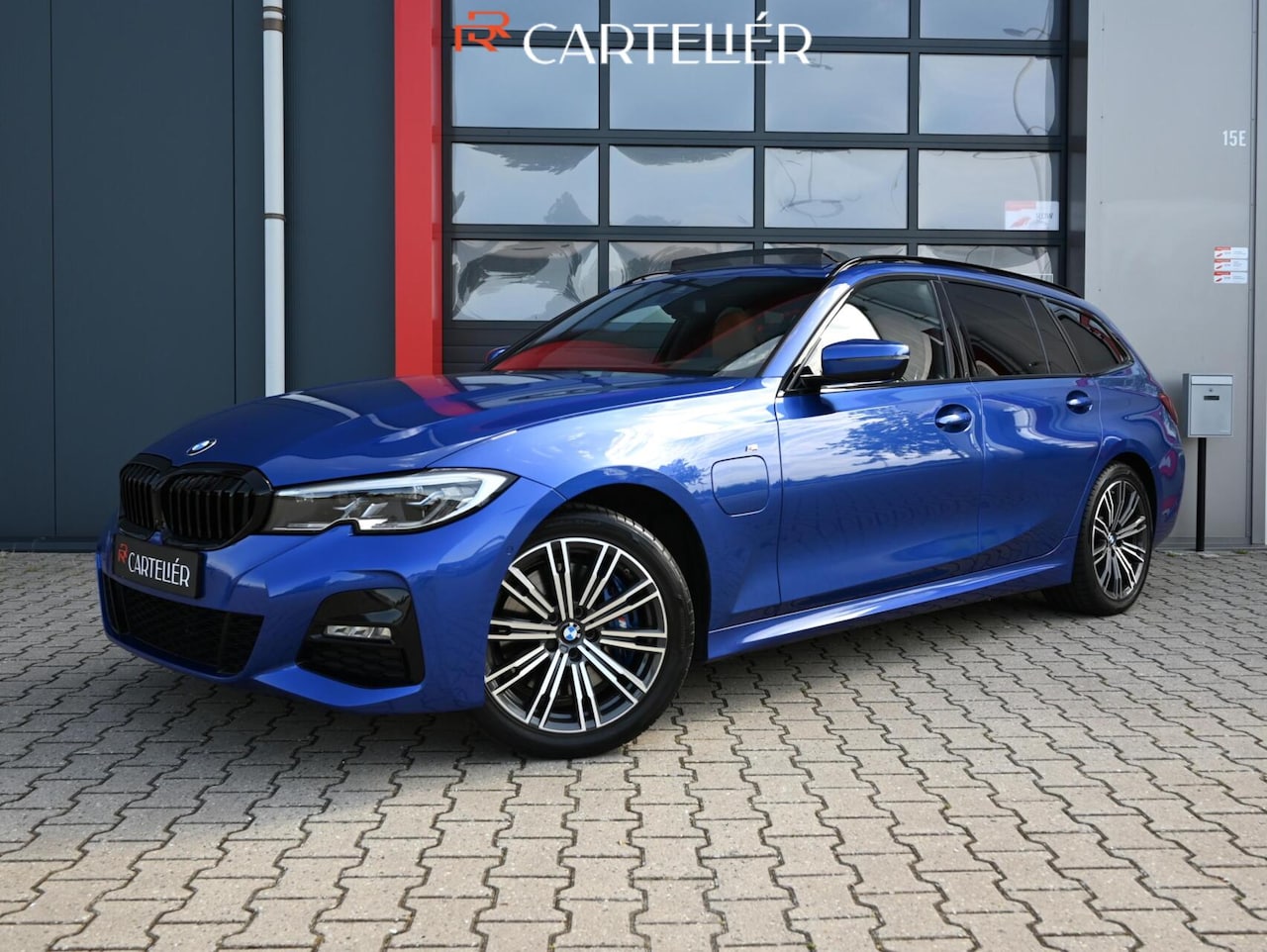 BMW 3-serie Touring - 330e High Executive | M-Sport | Pano | 360 | Laser Led | Keyless | Carplay / Android Auto - AutoWereld.nl
