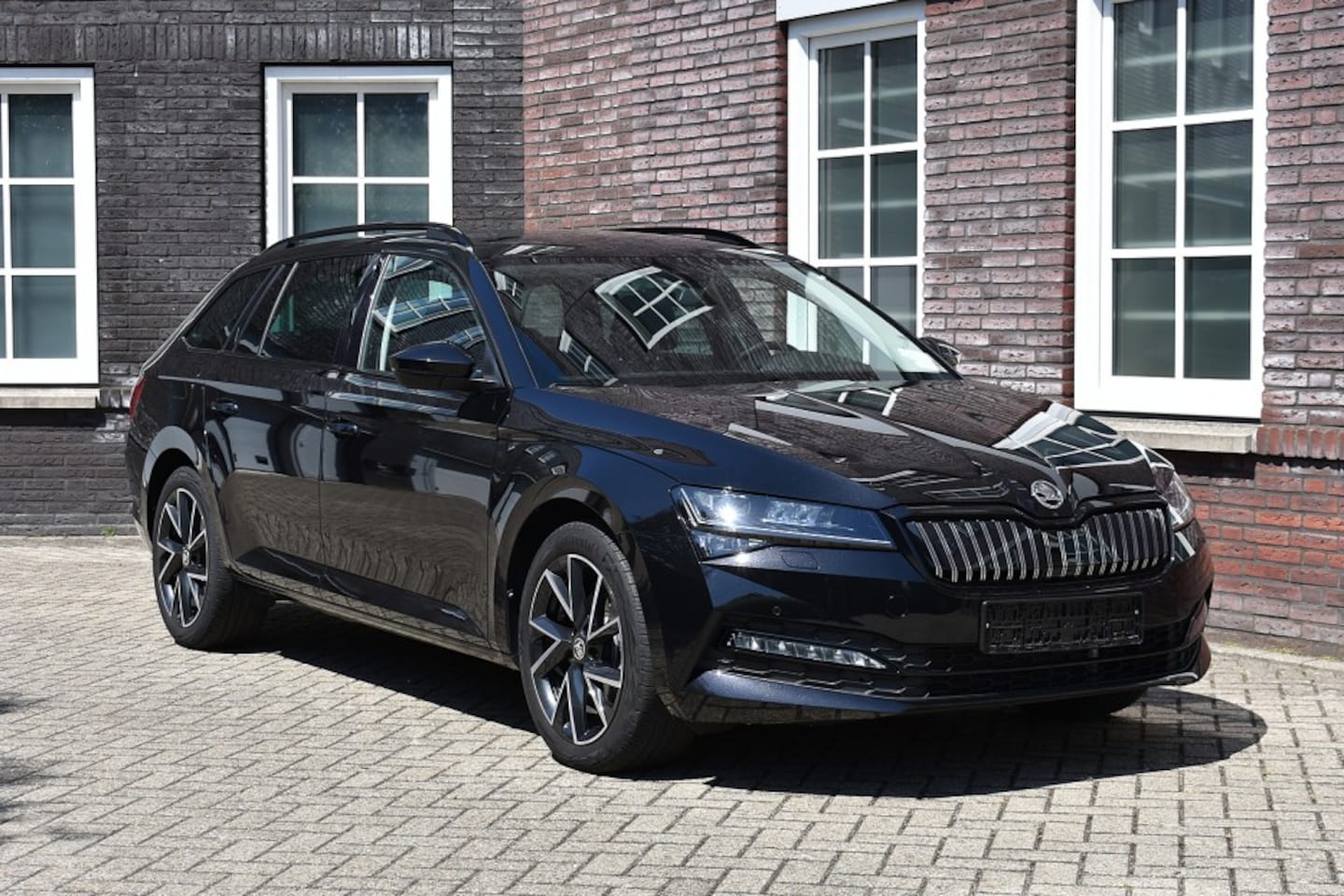 Skoda Superb Combi - 1.4 PHEV Black line DSG Wij zijn op afspraak geopend! Graag bellen voor uw komst. - AutoWereld.nl