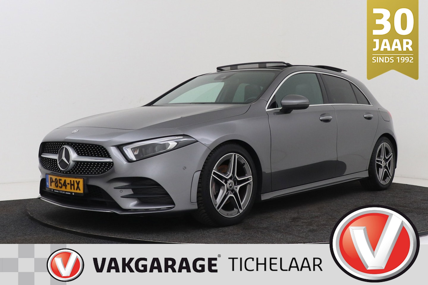 Mercedes-Benz A-klasse - 180 Premium Plus AMG-Line | Sfeerverlichting | Panoramadak | CarPlay | Camera | Digital Co - AutoWereld.nl