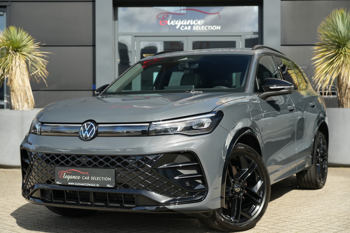 Volkswagen Tiguan - 1.5 eHybrid R-Line Edition Panoramadak/Trekhaak/360Camera - AutoWereld.nl