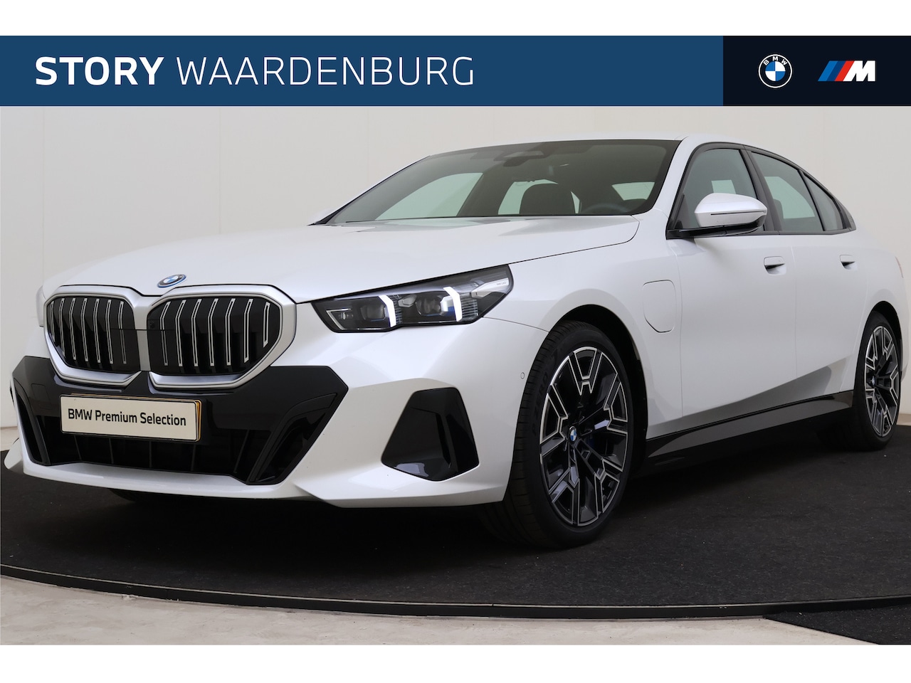 BMW 5-serie - 530e M Sport Automaat / Comfortstoelen / Comfort Access / Adaptieve LED / Harman-Kardon / - AutoWereld.nl