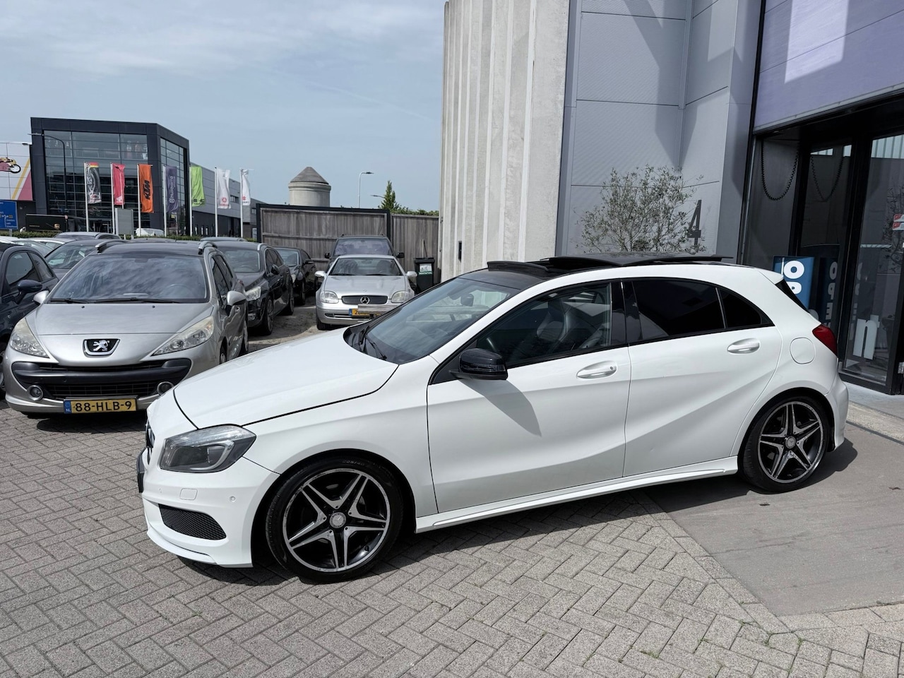 Mercedes-Benz A-klasse - 180 AMG Edition! Automaat! PANO! NAP! INRUIL MOGELIJK! - AutoWereld.nl