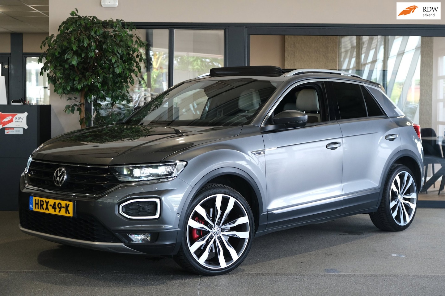 Volkswagen T-Roc - 2.0 TSI 4Motion Sport Pano Beats Trekhaak Leder PDC DCC Navi - AutoWereld.nl