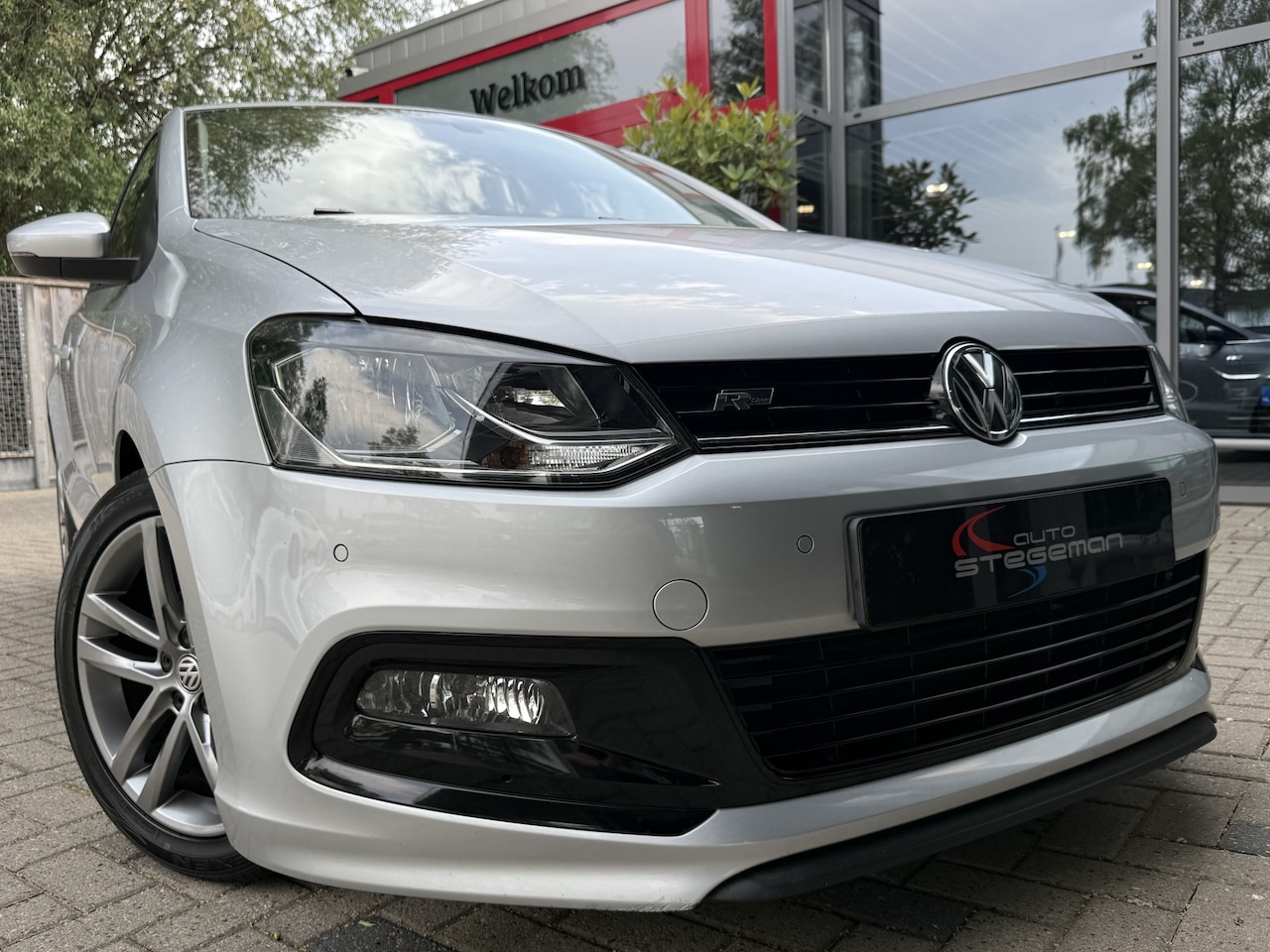 Volkswagen Polo - 1.2 TSI R-LINE AUTOMAAT *!* NAVI/ CRUISE/ 16 INCH/ PDC/ PRIVACY GLAS *!* - AutoWereld.nl