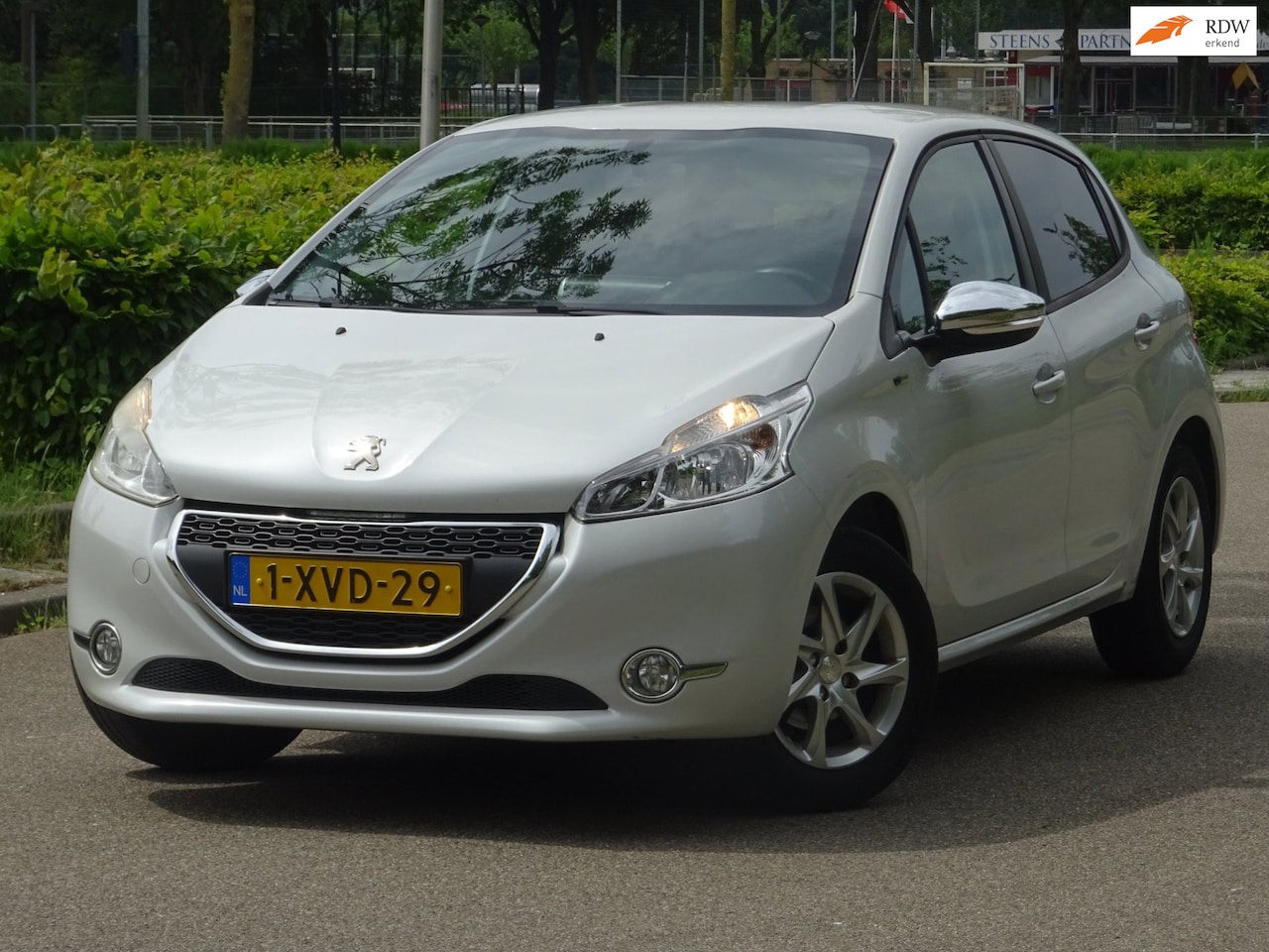 Peugeot 208 - 1.2 VTi Style 5DR NAP/CARPLAY/NAVI/AIRCO/CRUISE - AutoWereld.nl