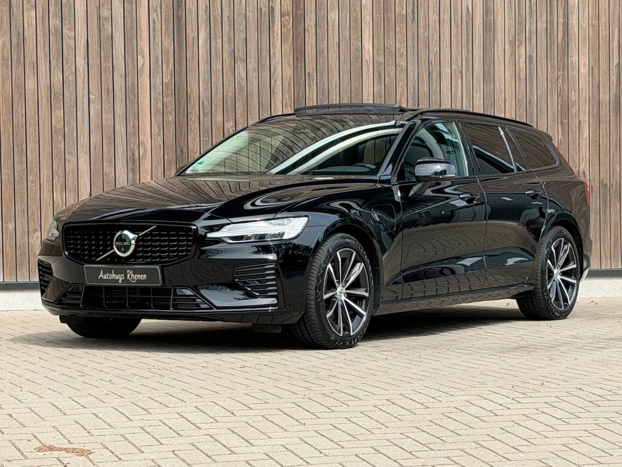 Volvo V60 - 2.0 T6 Plug-in hybrid AWD Plus Dark / Panoramadak - AutoWereld.nl