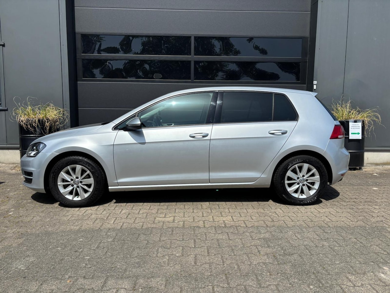 Volkswagen Golf - 1.2 TSI Business Edition Connected | Climate Control | Cruise Control | Trekhaak |56.675 k