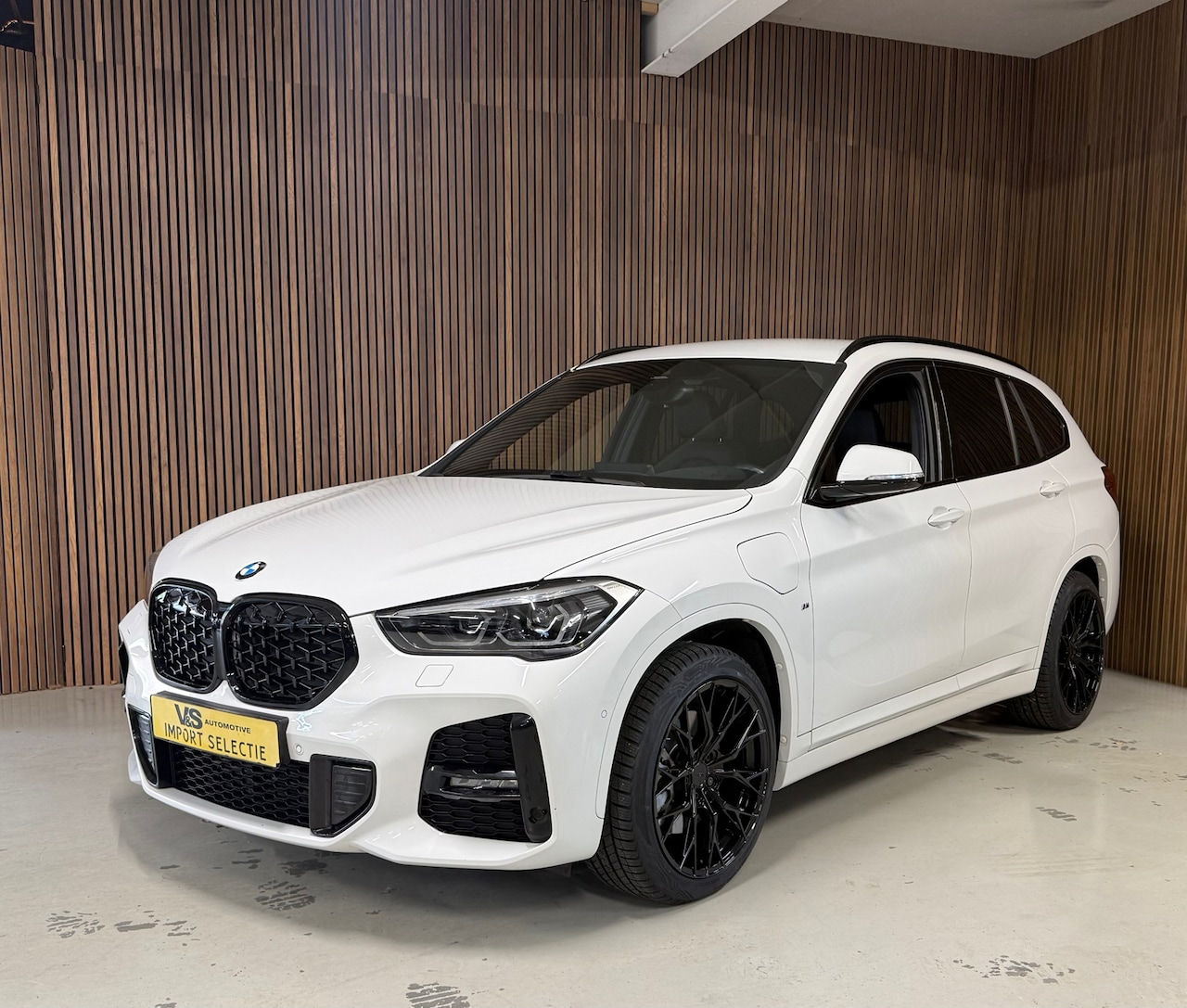 BMW X1 - XDrive25e High Executive - M Pakket - HUD - nieuwstaat - AutoWereld.nl