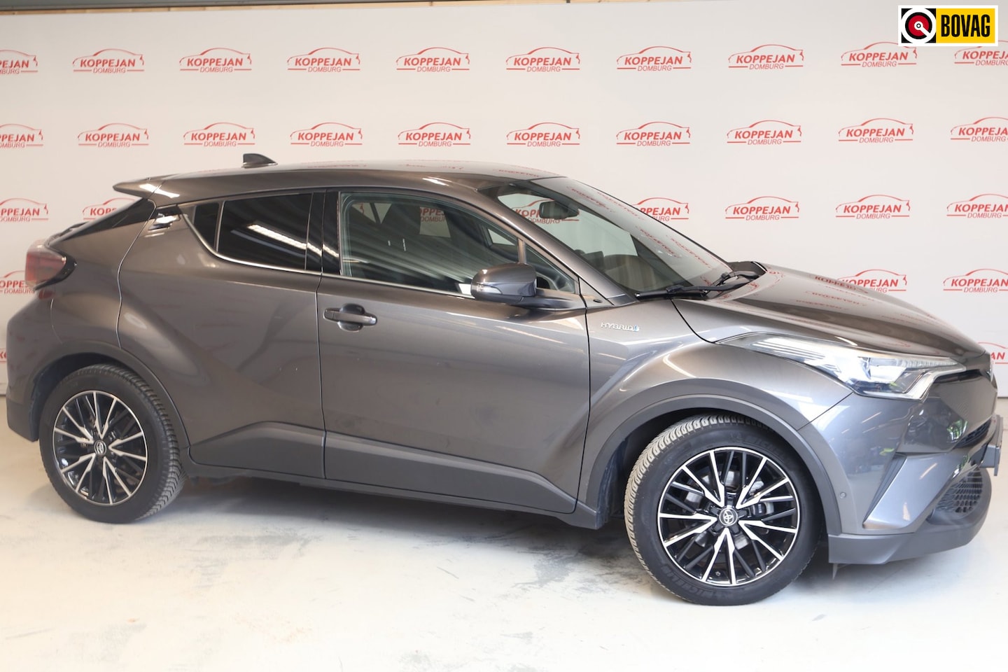 Toyota C-HR - 1.8 Hybrid Executive Ultimate NL auto, Stoel + stuur verw, JBL, H leder, adaptive - AutoWereld.nl