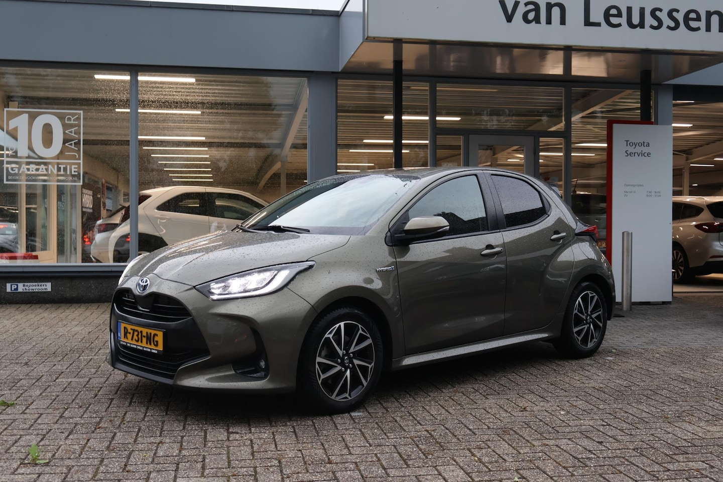 Toyota Yaris - 1.5 Hybrid DYNAMIC ALL SEASONS STOELVERW LED APPLE/ANDROID - AutoWereld.nl