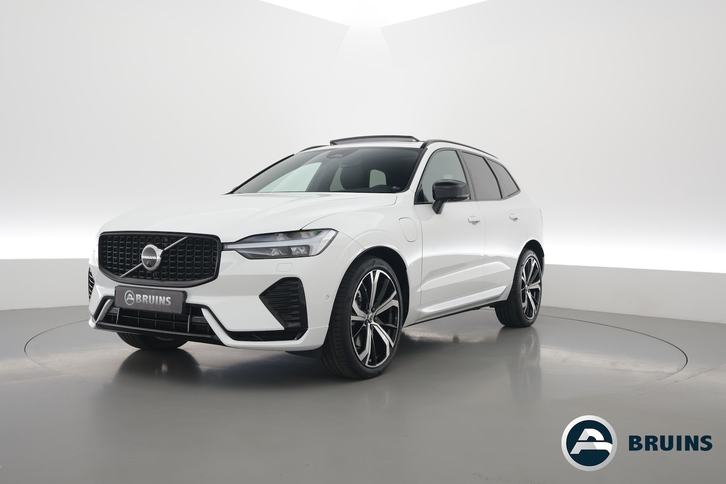 Volvo XC60 - 2.0 T8 Plug-in hybrid AWD Plus Dark | 455 PK |Luchtvering | Sportstoelen | Zwarte hemel | - AutoWereld.nl