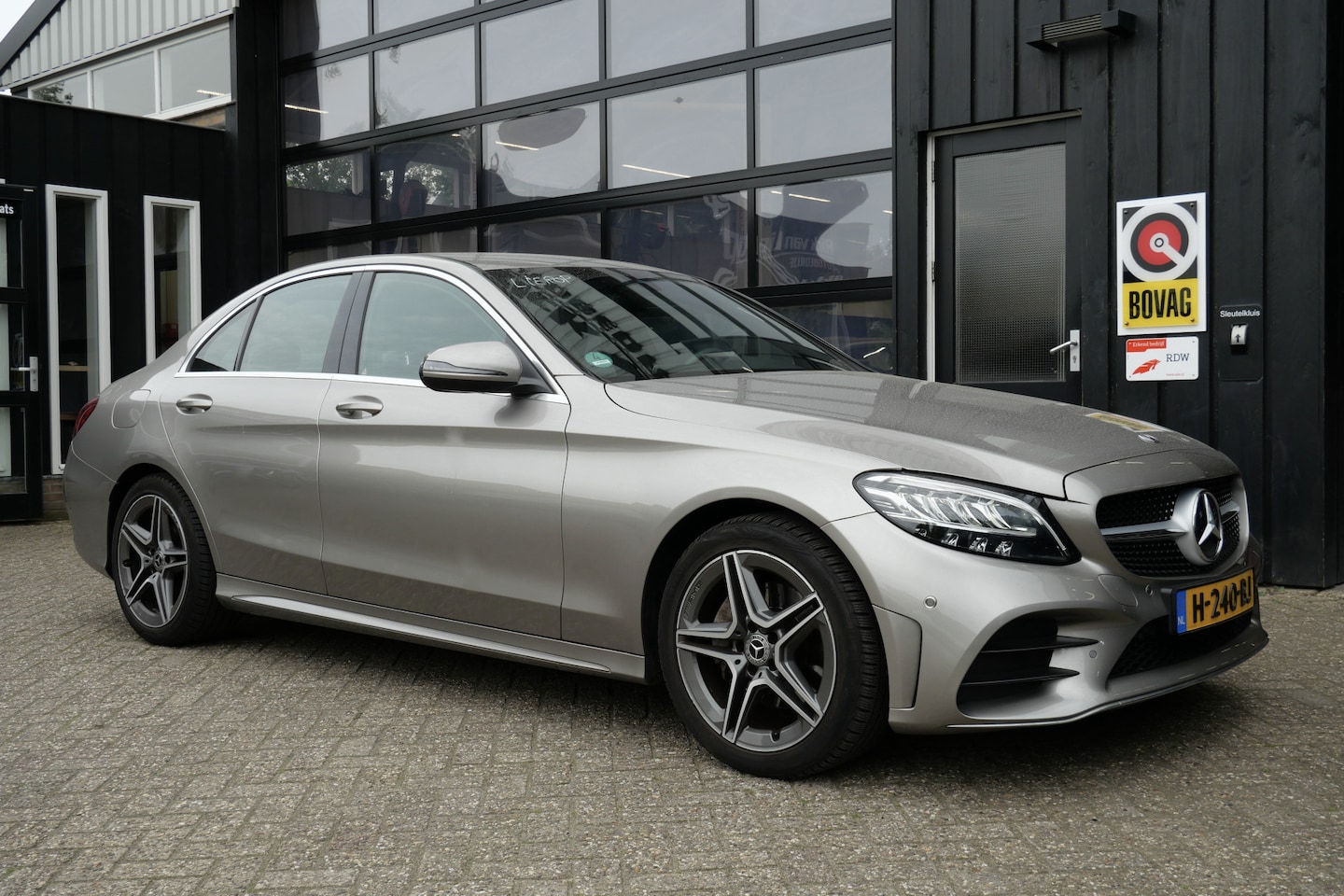Mercedes-Benz C-klasse - 180 Business Solution AMG | NL-Auto | Leder | Camera | LED | 18'' - AutoWereld.nl