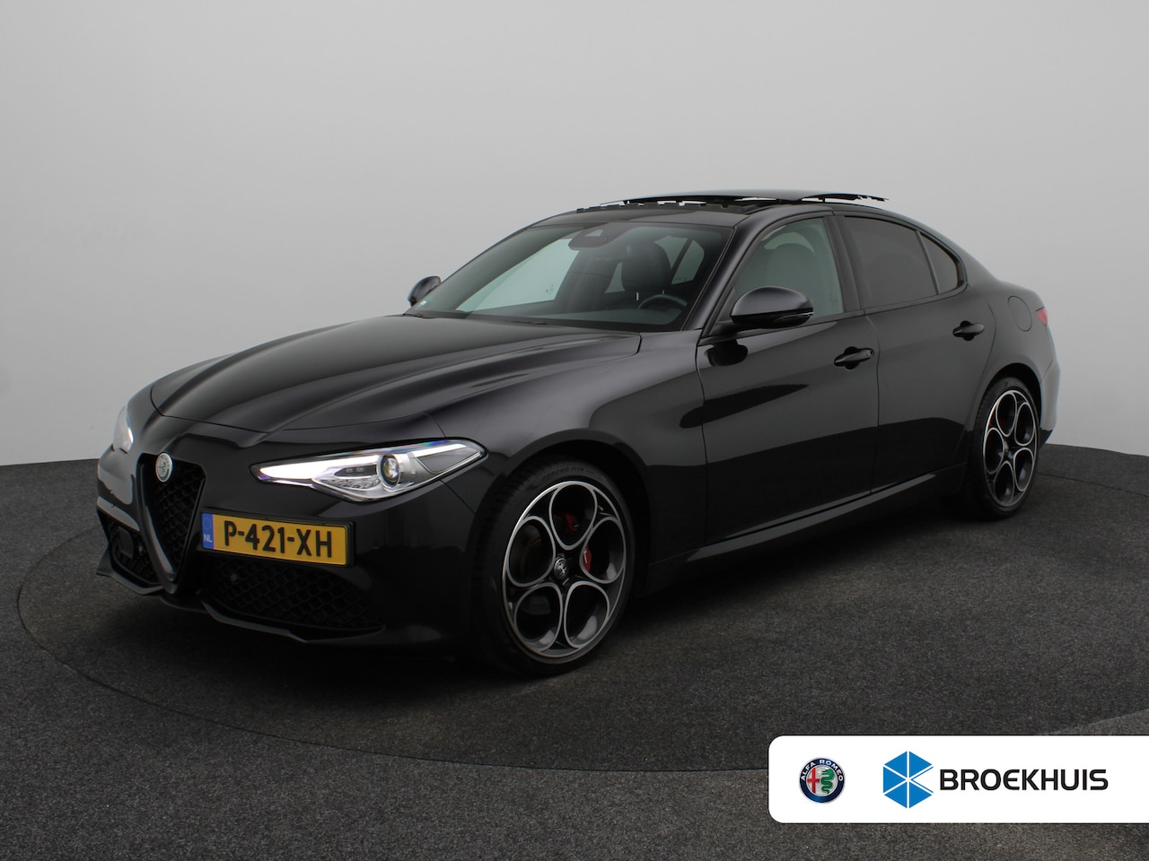 Alfa Romeo Giulia - 2.0T Sprint Veloce Interieur | Panoramadak | Afneembare Trekhaak | 19" Licht Metalen Velge - AutoWereld.nl
