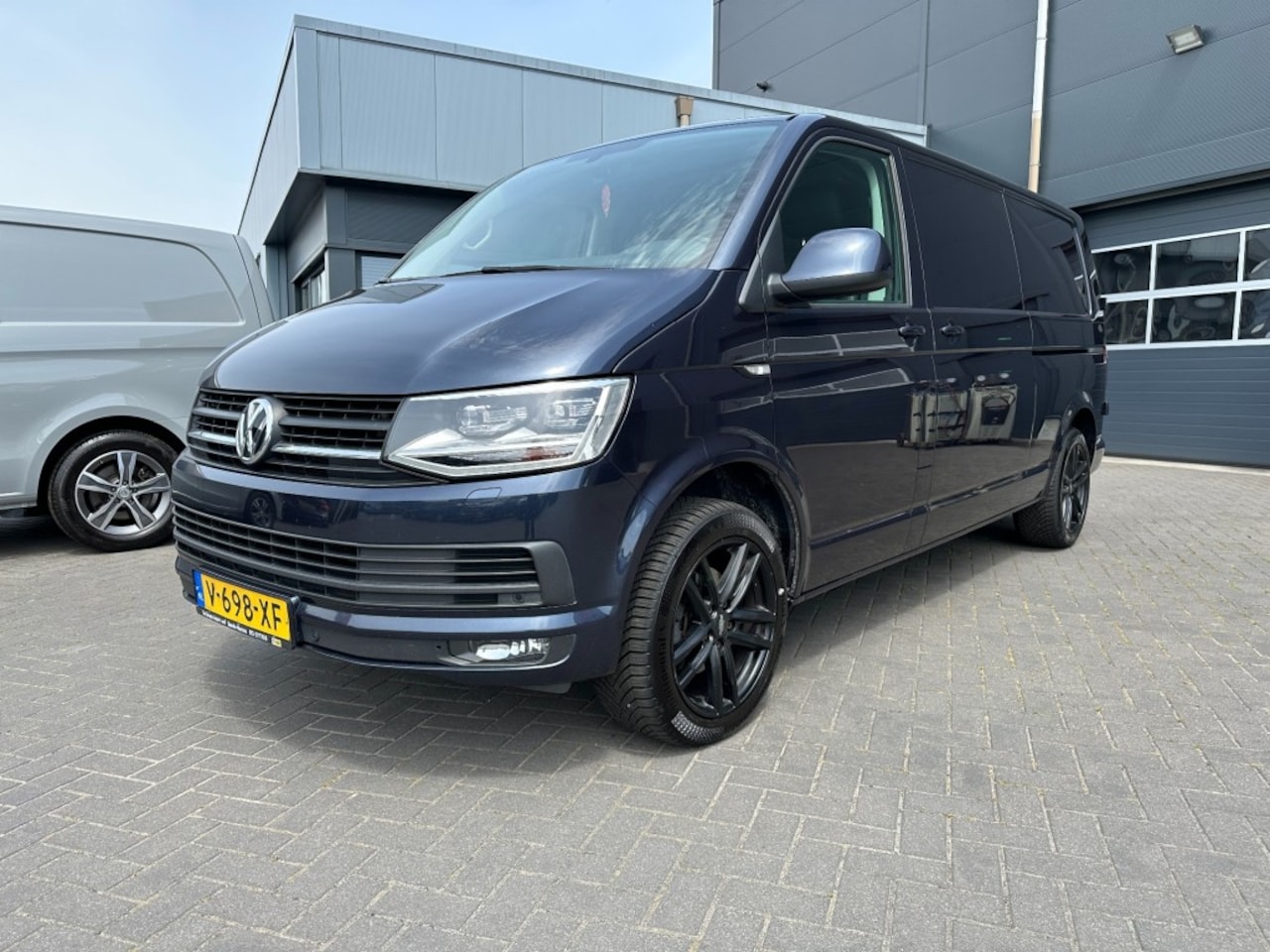 Volkswagen Transporter - 2.0 TDi L2H1 Aut. Navi Trekhaak 2 schuifdeuren - AutoWereld.nl