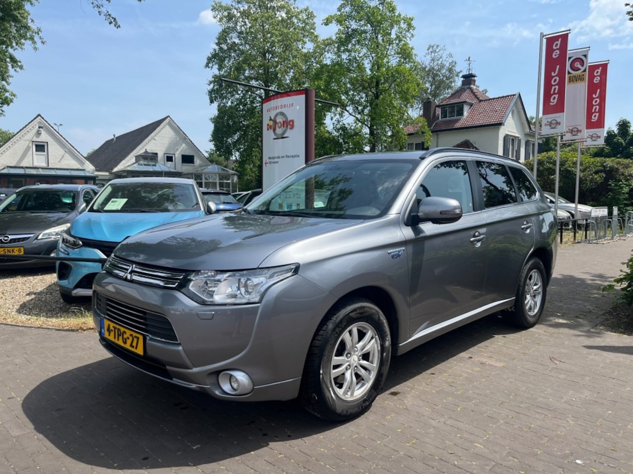 Mitsubishi Outlander - 2.0 PHEV INSTYLE PLUG-IN AUTOMAAT / SCHUIFDAK / NAVI / CAMERA / STOELVERW. / LEDER / AIRCO - AutoWereld.nl