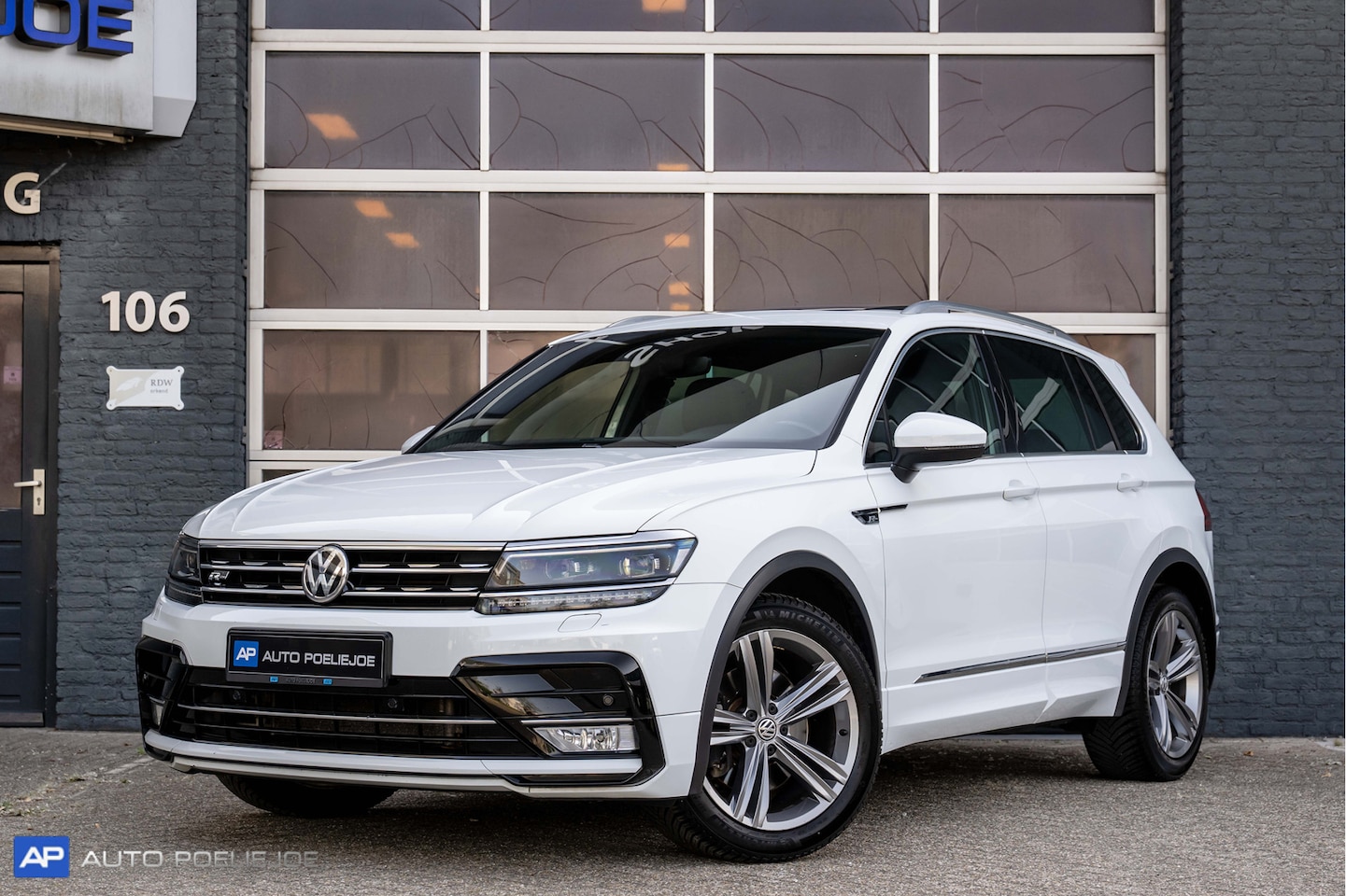 Volkswagen Tiguan - 2.0 TSI 4Motion Highline R-Line, Pano,19LM, Navi, Trekhaak, Led, - AutoWereld.nl