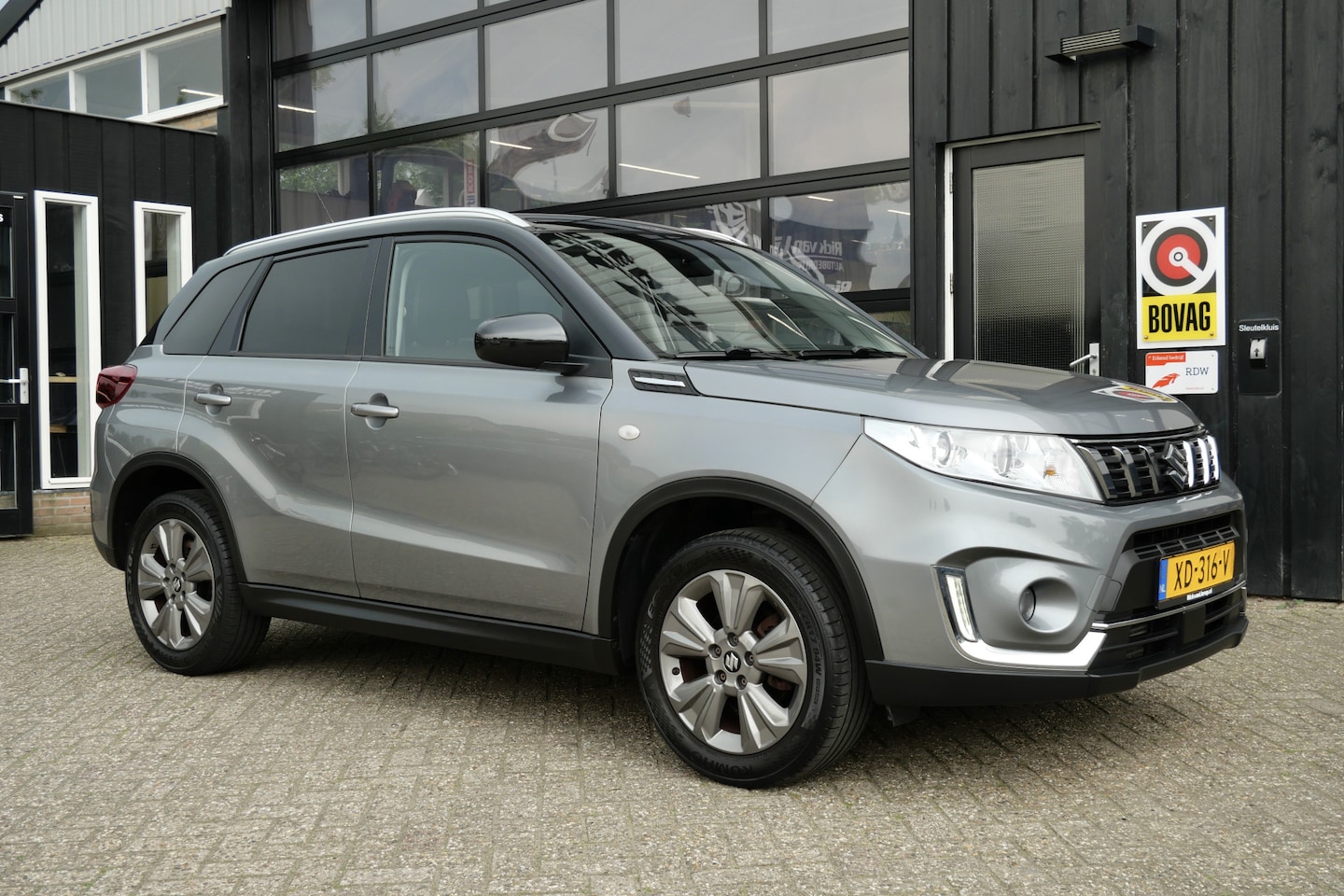 Suzuki Vitara - 1.0 Boosterjet Comfort | Trekhaak | Carplay | NL-Auto | Camera - AutoWereld.nl
