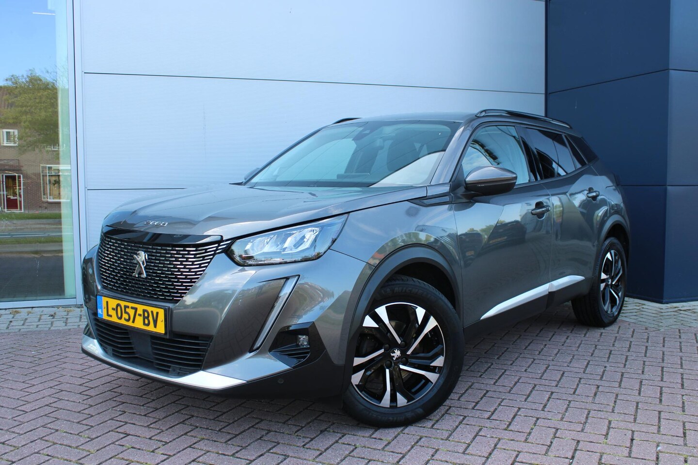Peugeot 2008 - 1.2 PureTech 100pk Allure Airco Navi Camera Carplay Dealer onderhouden - AutoWereld.nl