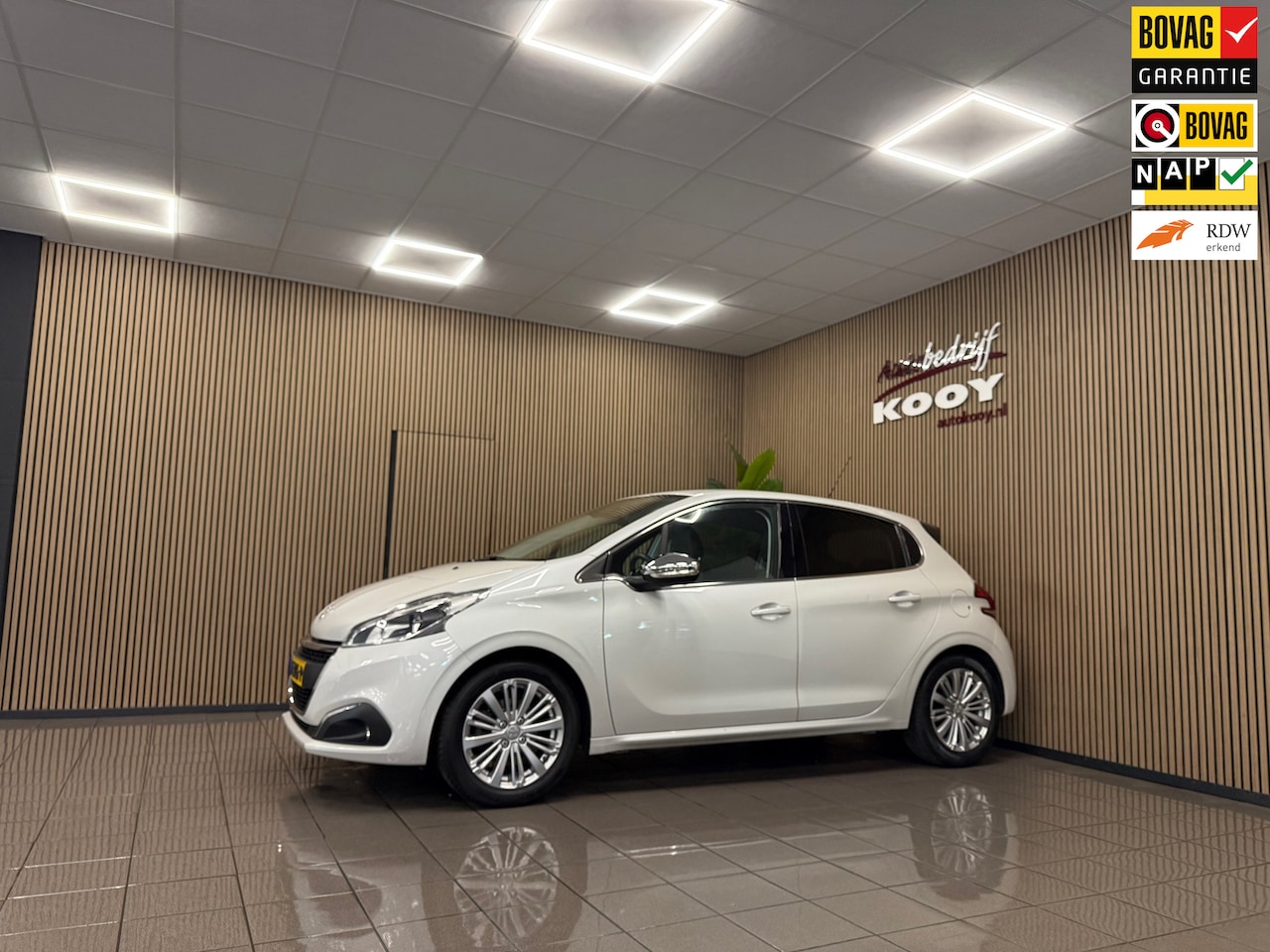 Peugeot 208 - 1.2 PureTech Allure * Navigatie / Camera / LED / Cruise control / NL Auto * - AutoWereld.nl