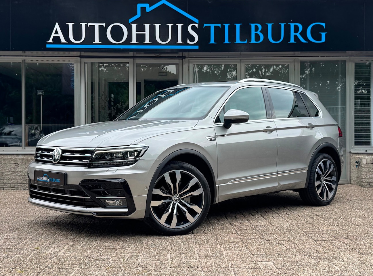 Volkswagen Tiguan - 2.0 TSI 4Motion 3x R-Line Pano Navi Trekhaak Keyless - AutoWereld.nl