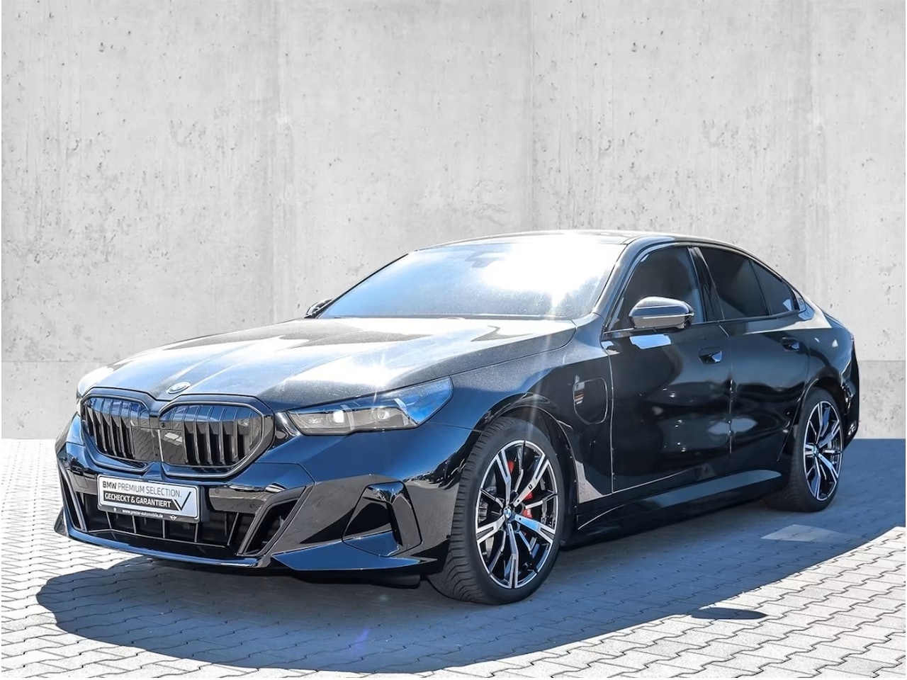 BMW 5-serie - 550e xDrive M-SPORT Pro ** PANO, LEDER, TREKH, STOELVENT, B&W Sound, 20-inch LMV ** Ex. BM - AutoWereld.nl