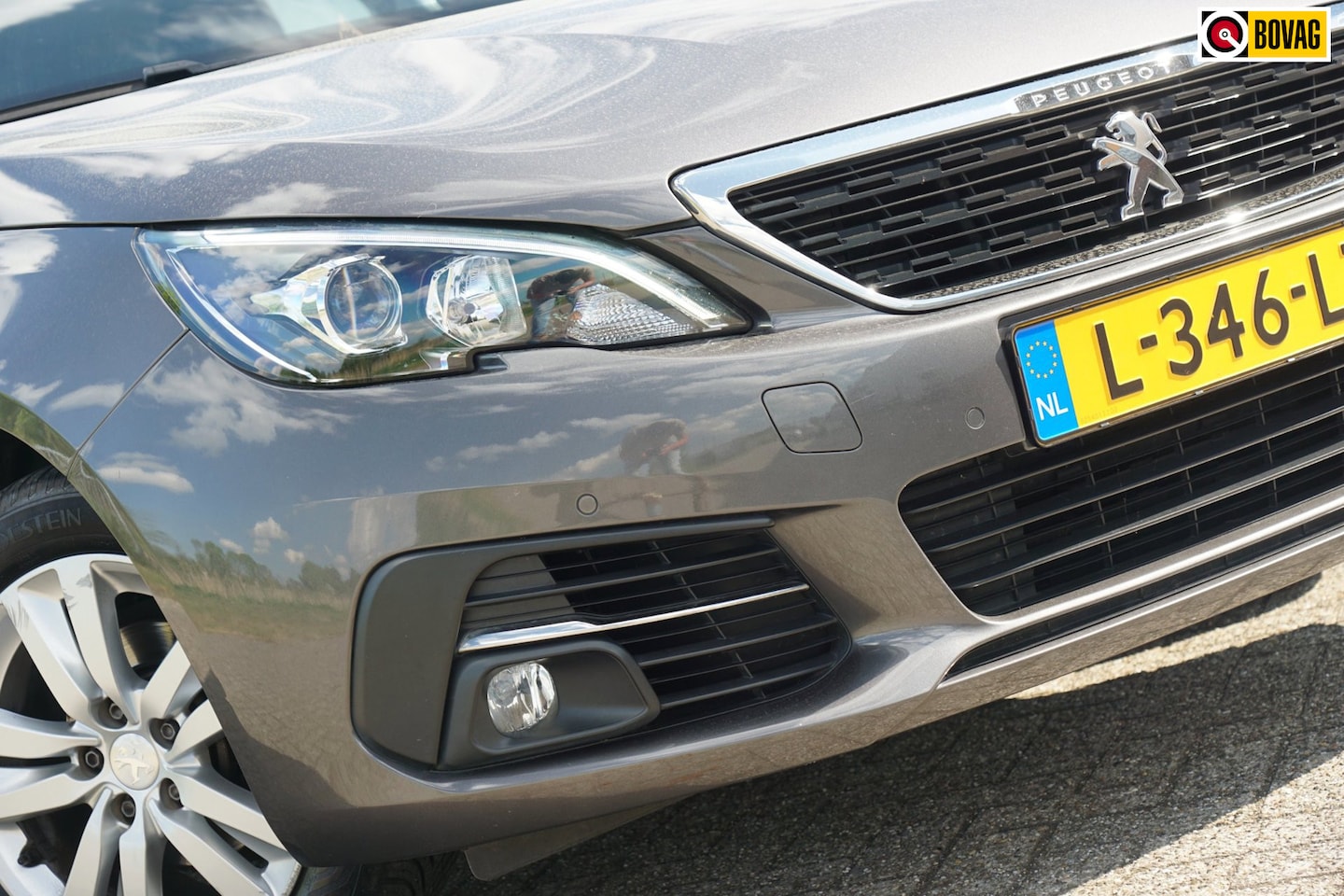Peugeot 308 - 1.2 PureTech Blue Lease | Platinum Grey Metallic | AppleCarplay/Cruise/LED/Navi/Trekhaak - - AutoWereld.nl