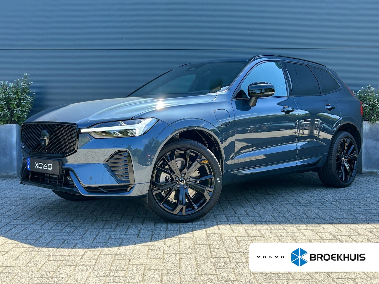 Volvo XC60 - T6 Plus Black Edition Recharge Plug-In Hybrid AWD | HUD | Pano | H&K | Trekhaak | Stoelven - AutoWereld.nl